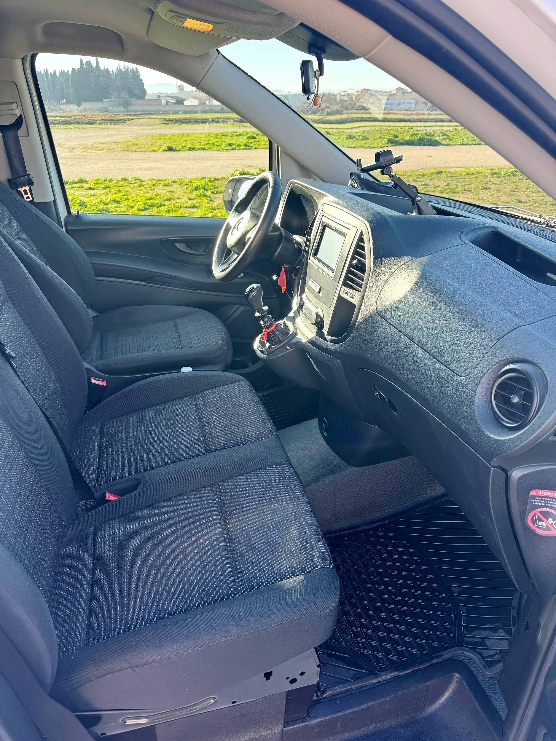 Driver's compartment Mercedes Renault - Yescapa