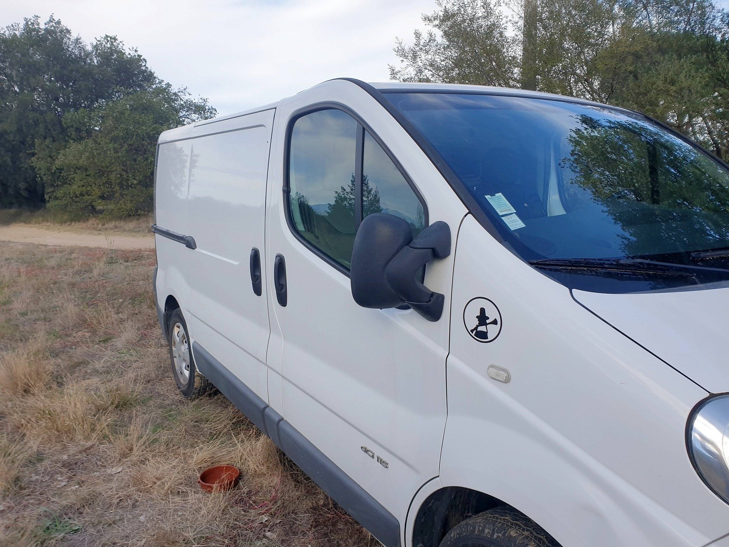 Vista de 3/4 Renault trafic 2 115ch dci - Yescapa