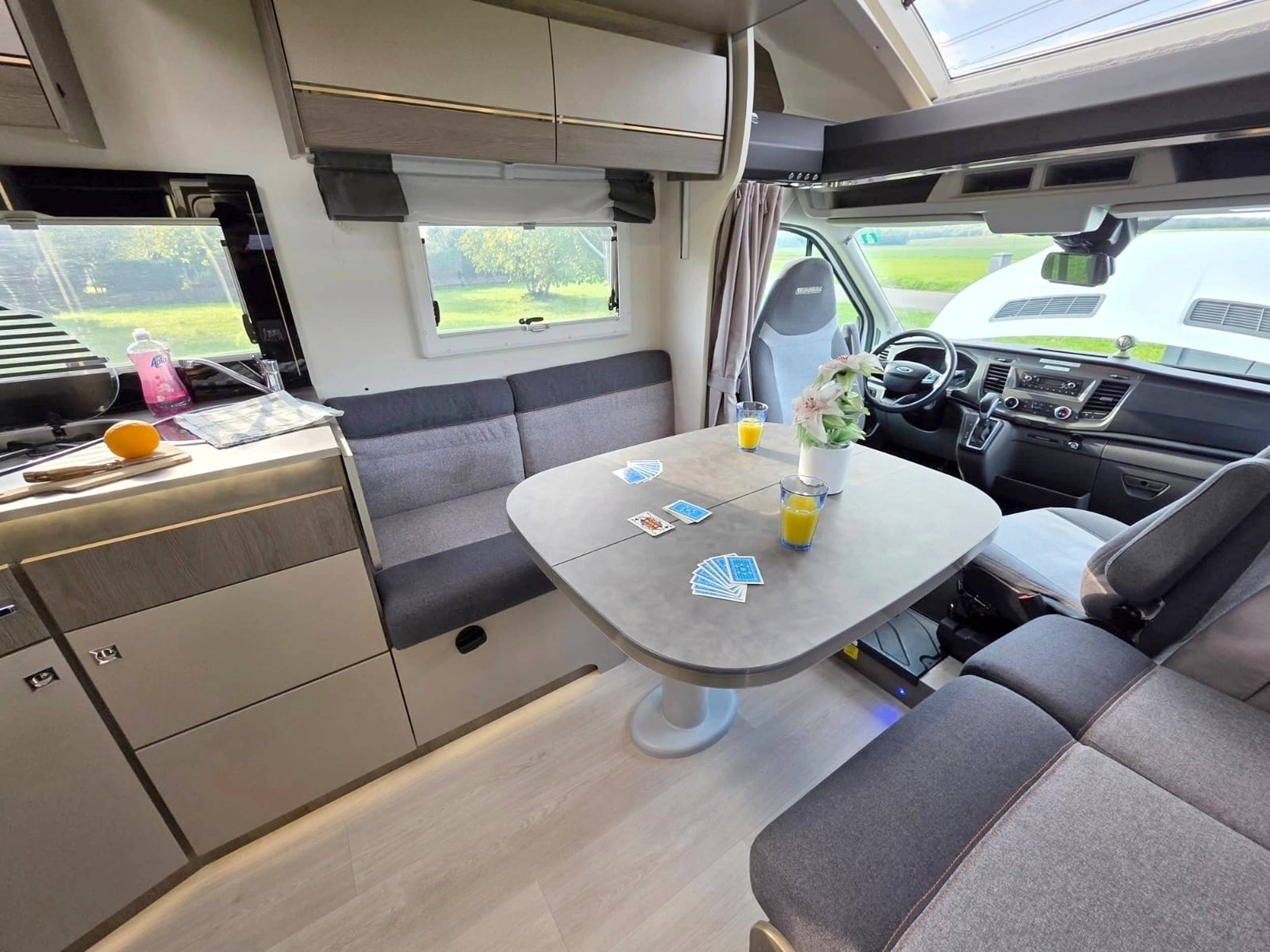 Dining Area Ford Transit 2,0 l 170 ch - Yescapa