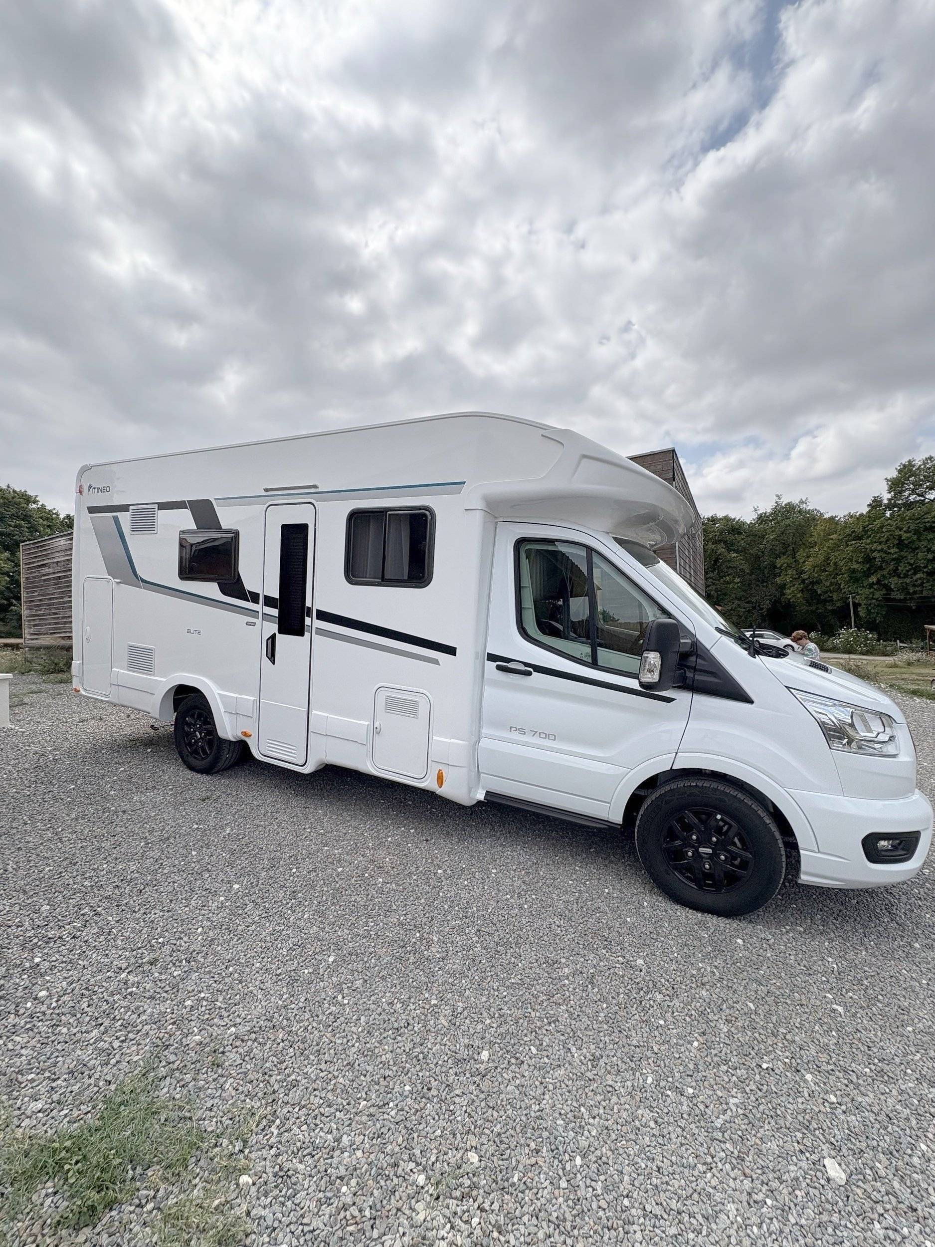 Vue avant de 3/4 Ford ford transit - Yescapa