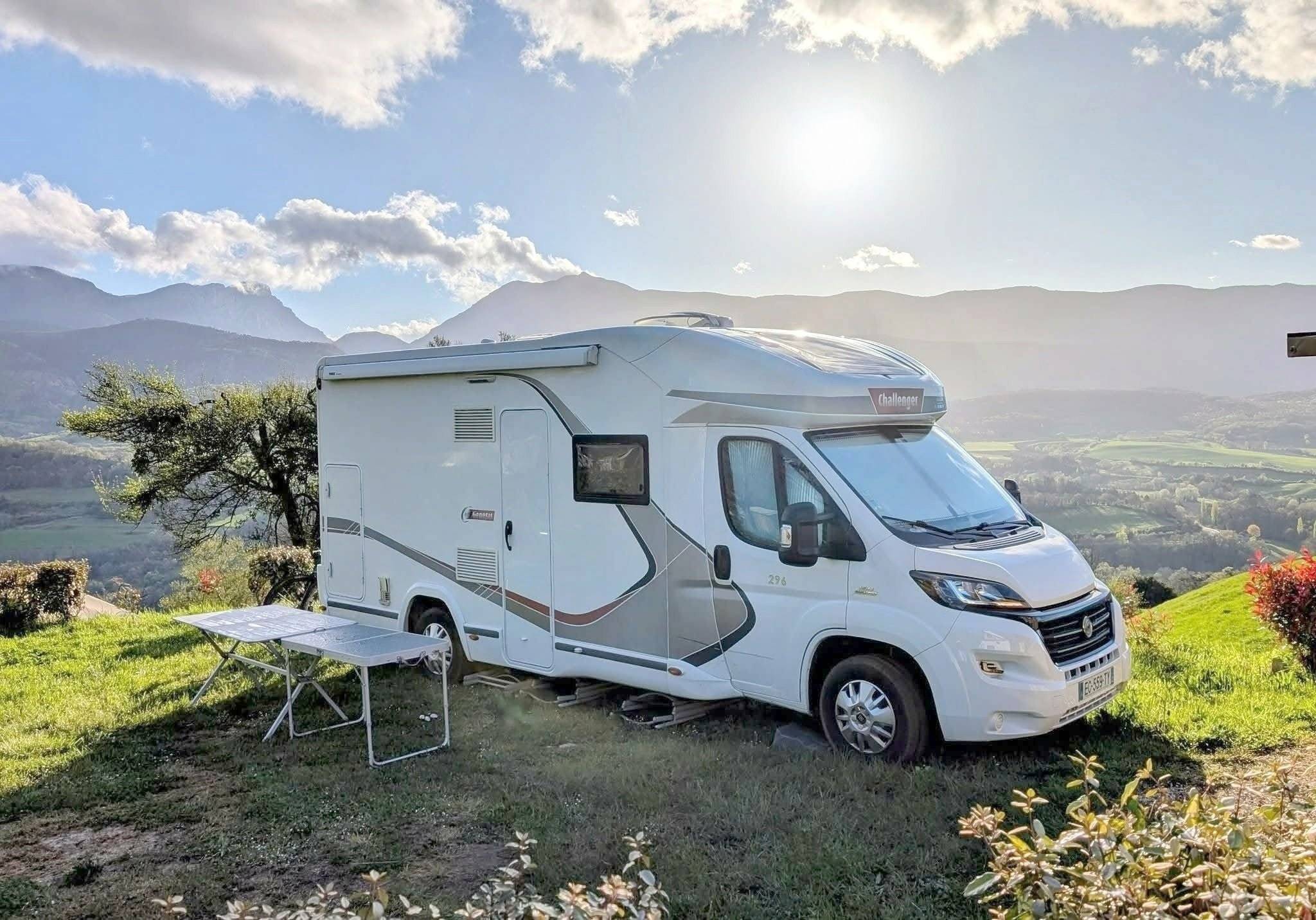 Vista del vehicle angle davanter Fiat 2,3 l 130 ch - Yescapa