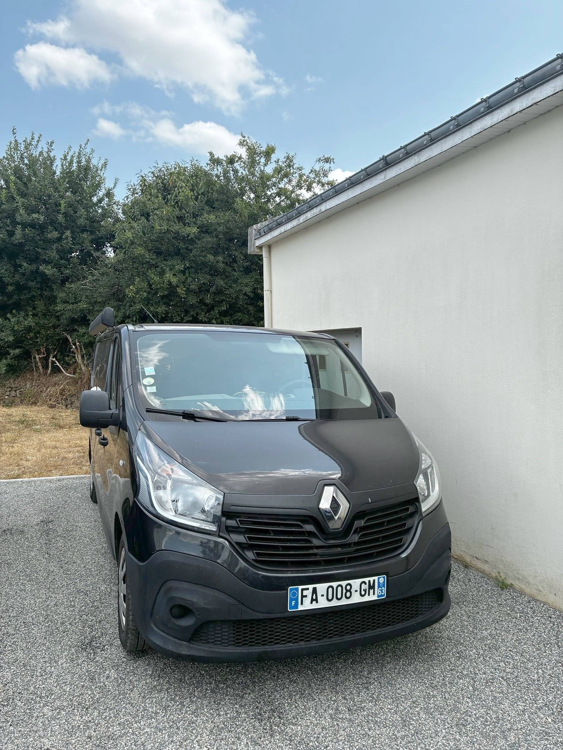 Front view from 3/4 Renault Trafic 1,6 l 125 ch - Yescapa
