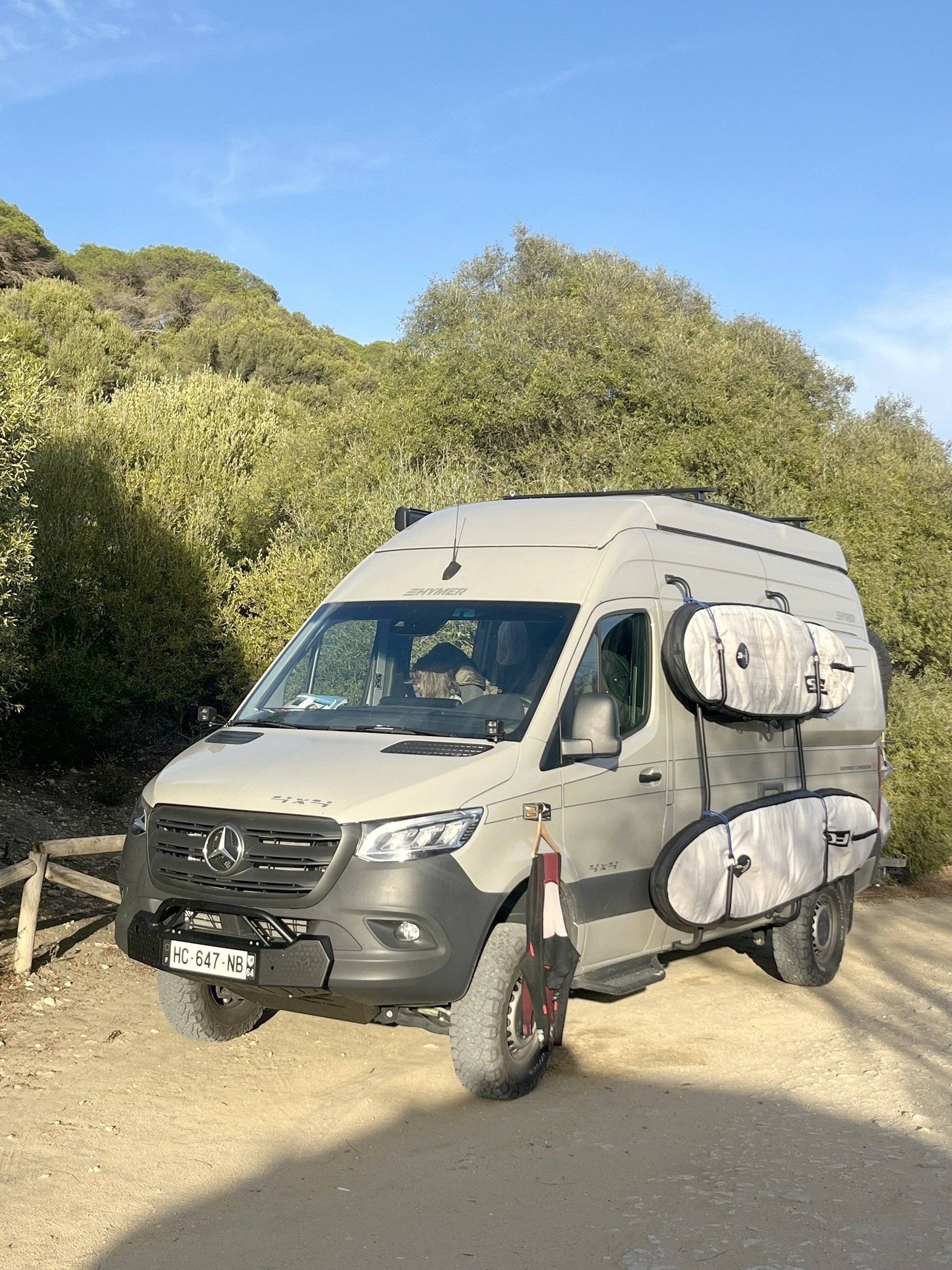 Vista del vehículo ángulo delantero Mercedes - Yescapa