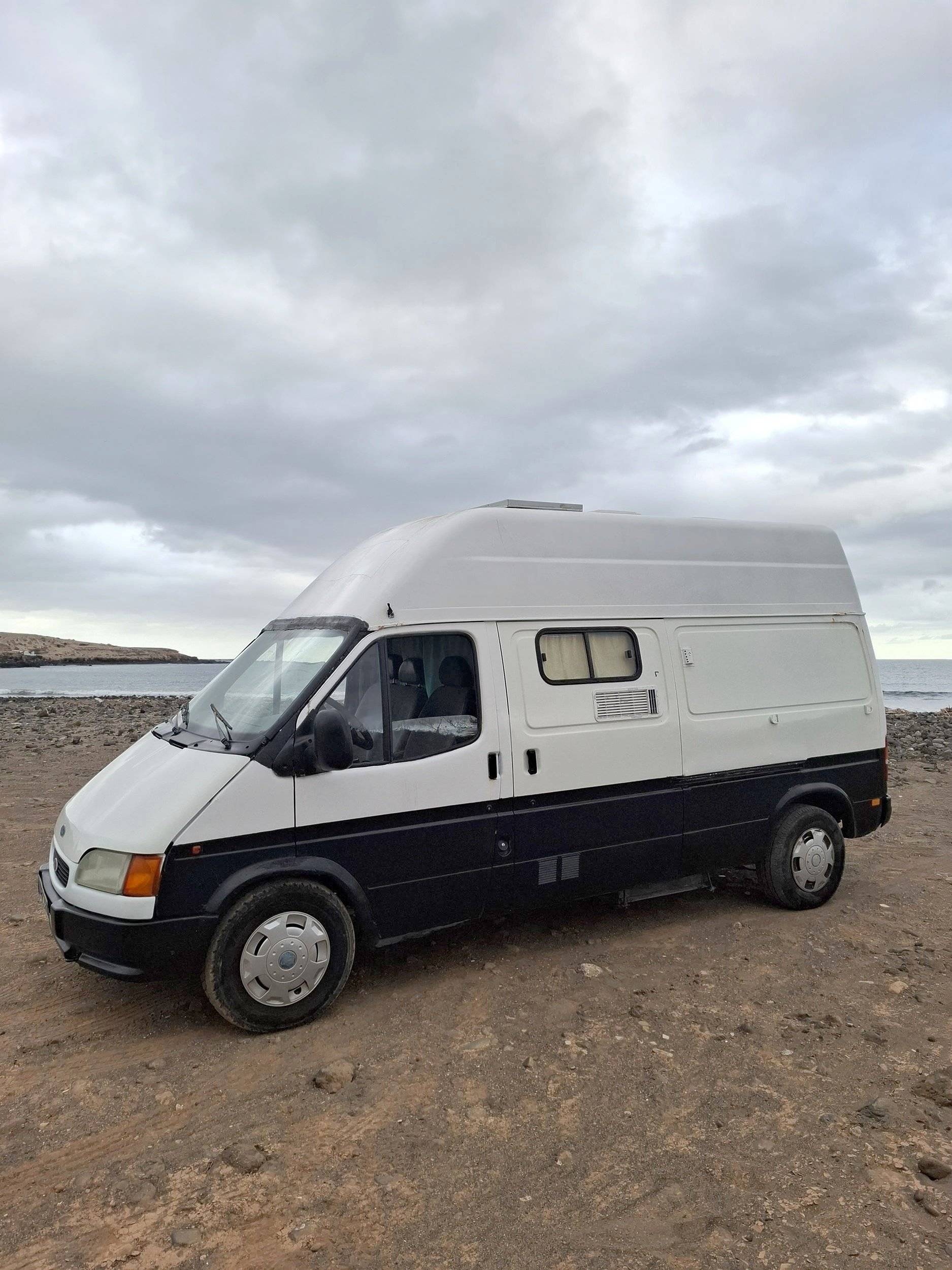 Vue avant de 3/4 Ford Ford TRANSIT L3H3 - Yescapa