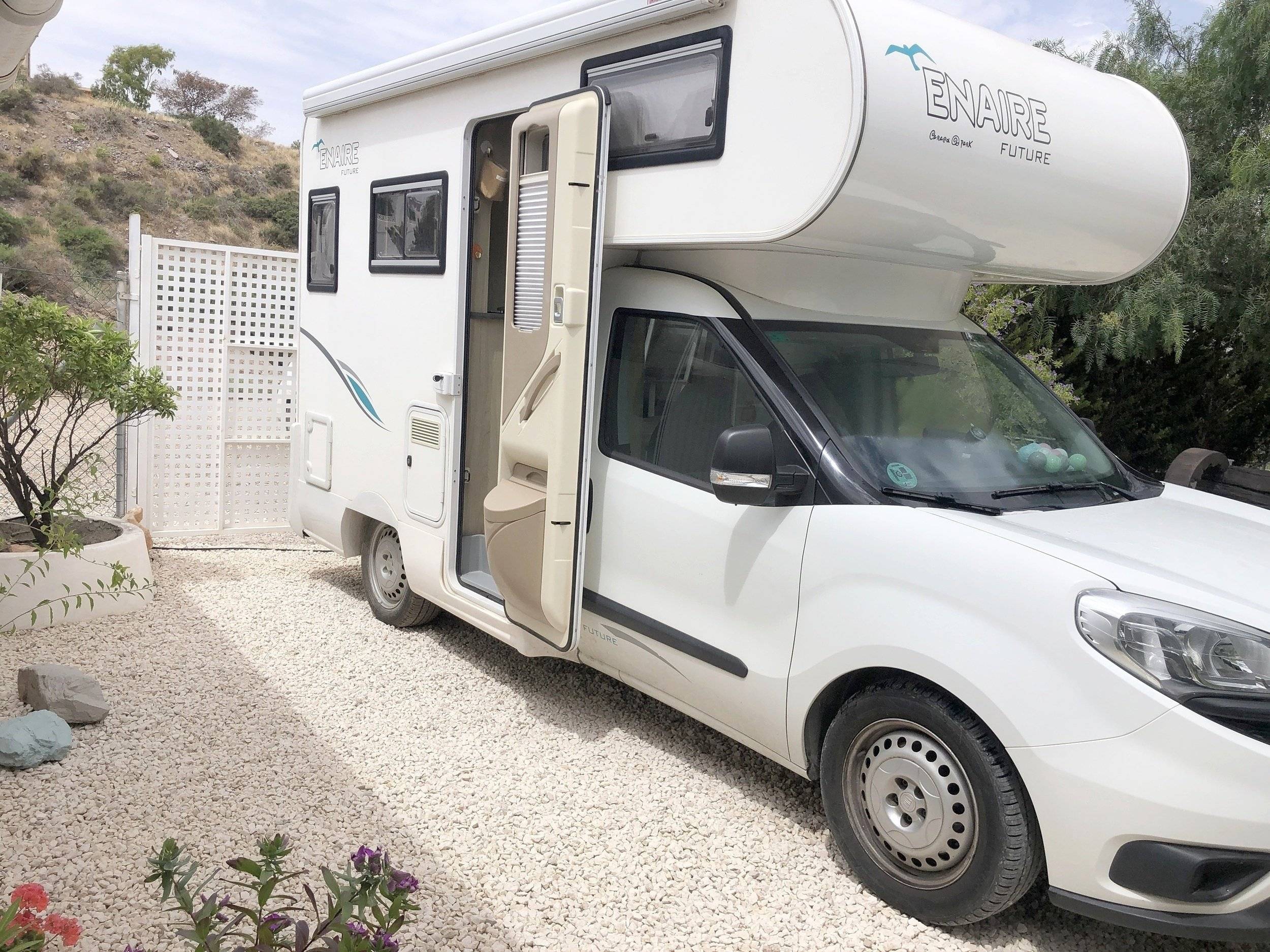 Front view from 3/4 Fiat Doblo Cargo Maxi 1,6 l 105 ch - Yescapa