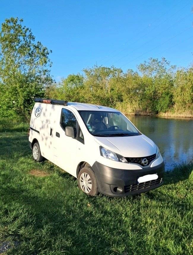 Vue avant de 3/4 Nissan NV200 - Yescapa