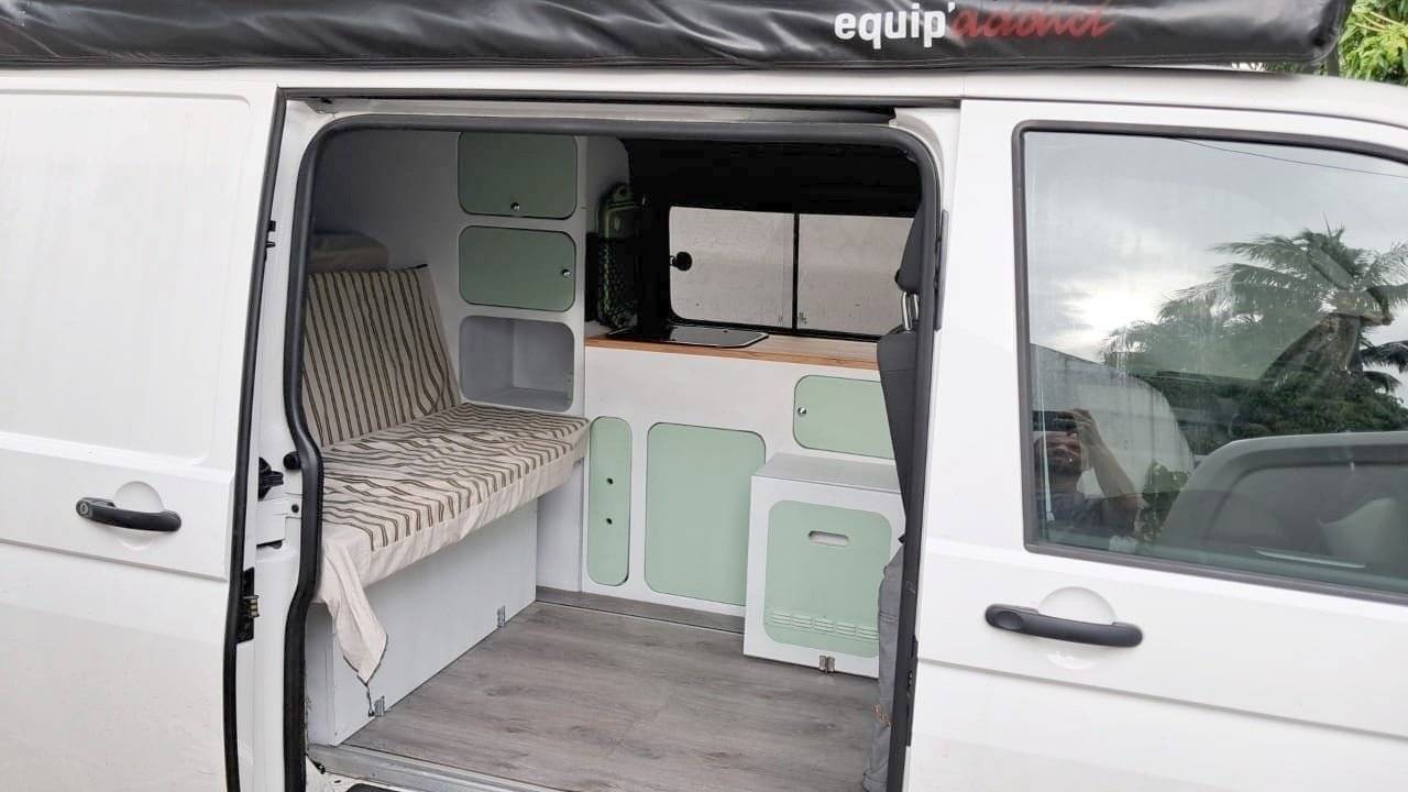 Dining Area Volkswagen Transporter - Yescapa