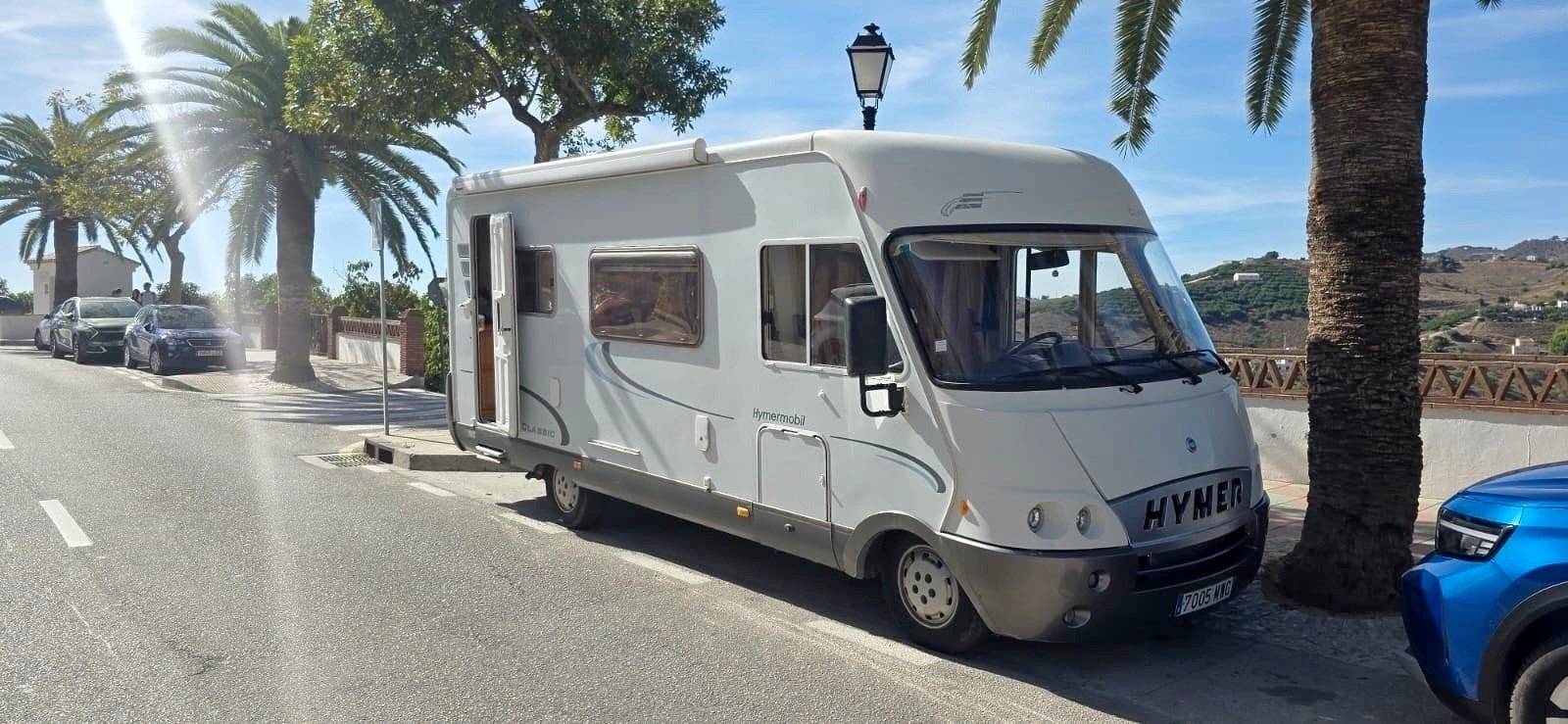 Front view from 3/4 Fiat 2,3 l 130 ch - Yescapa