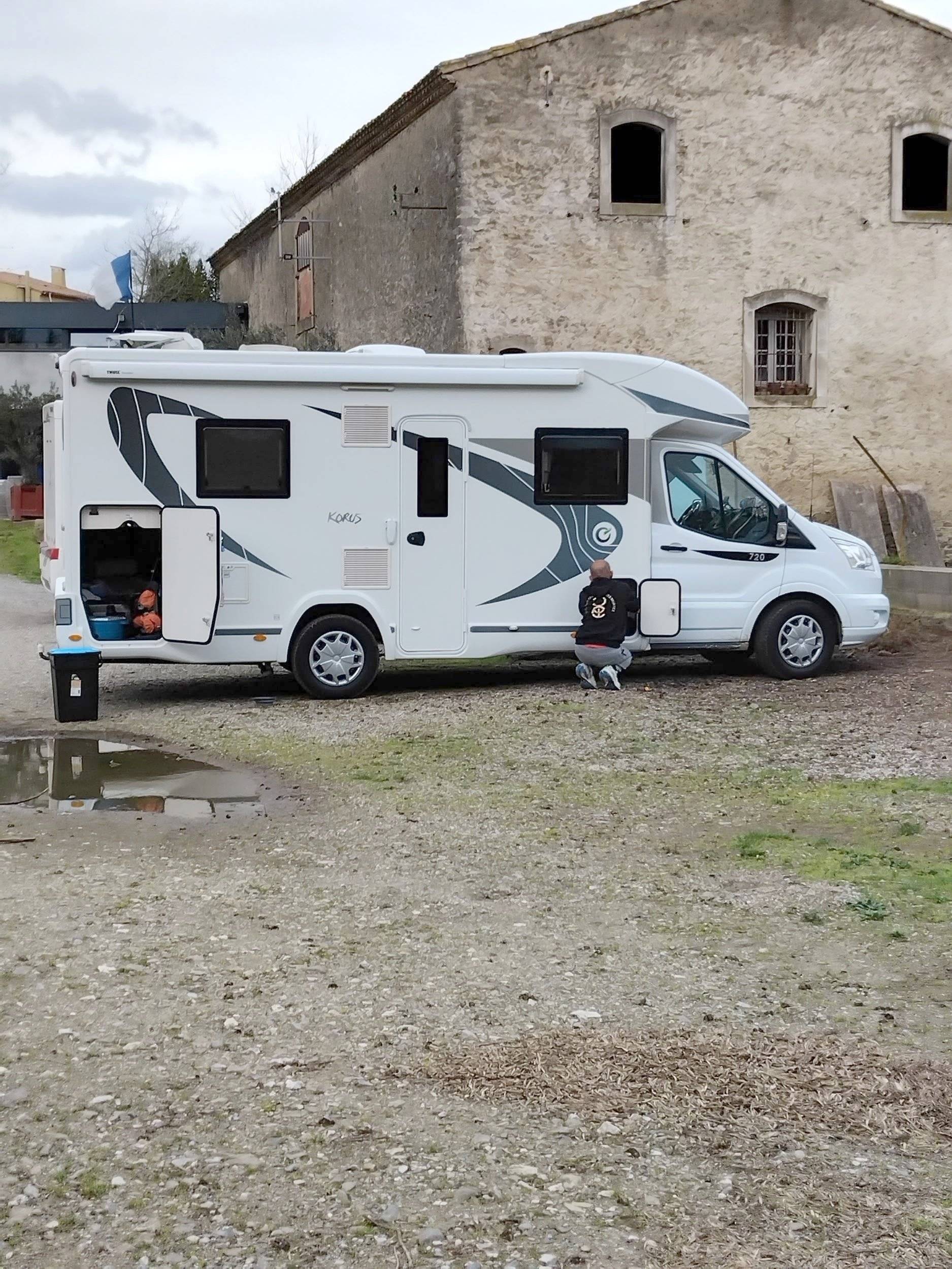 Front view from 3/4 Ford Transit 170 cv - Yescapa
