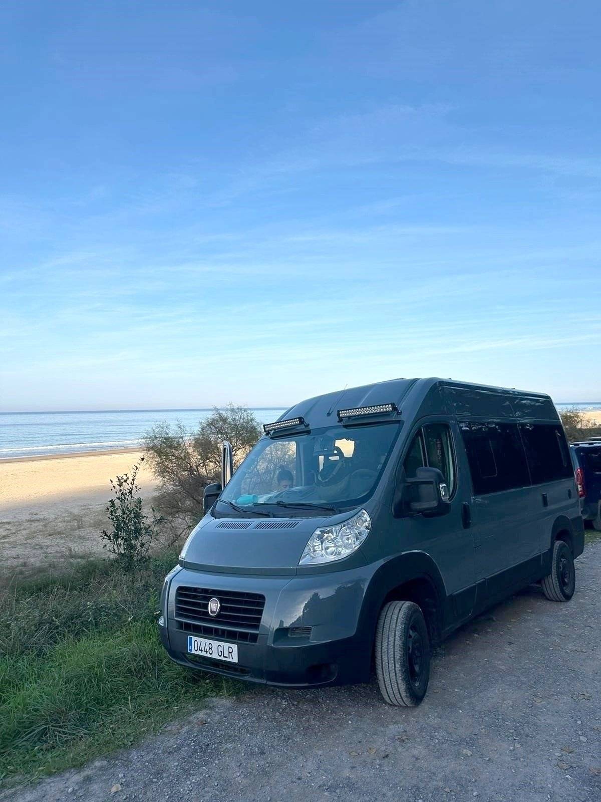 schräge Vorderansicht Fiat FIAT DUCATO - Yescapa