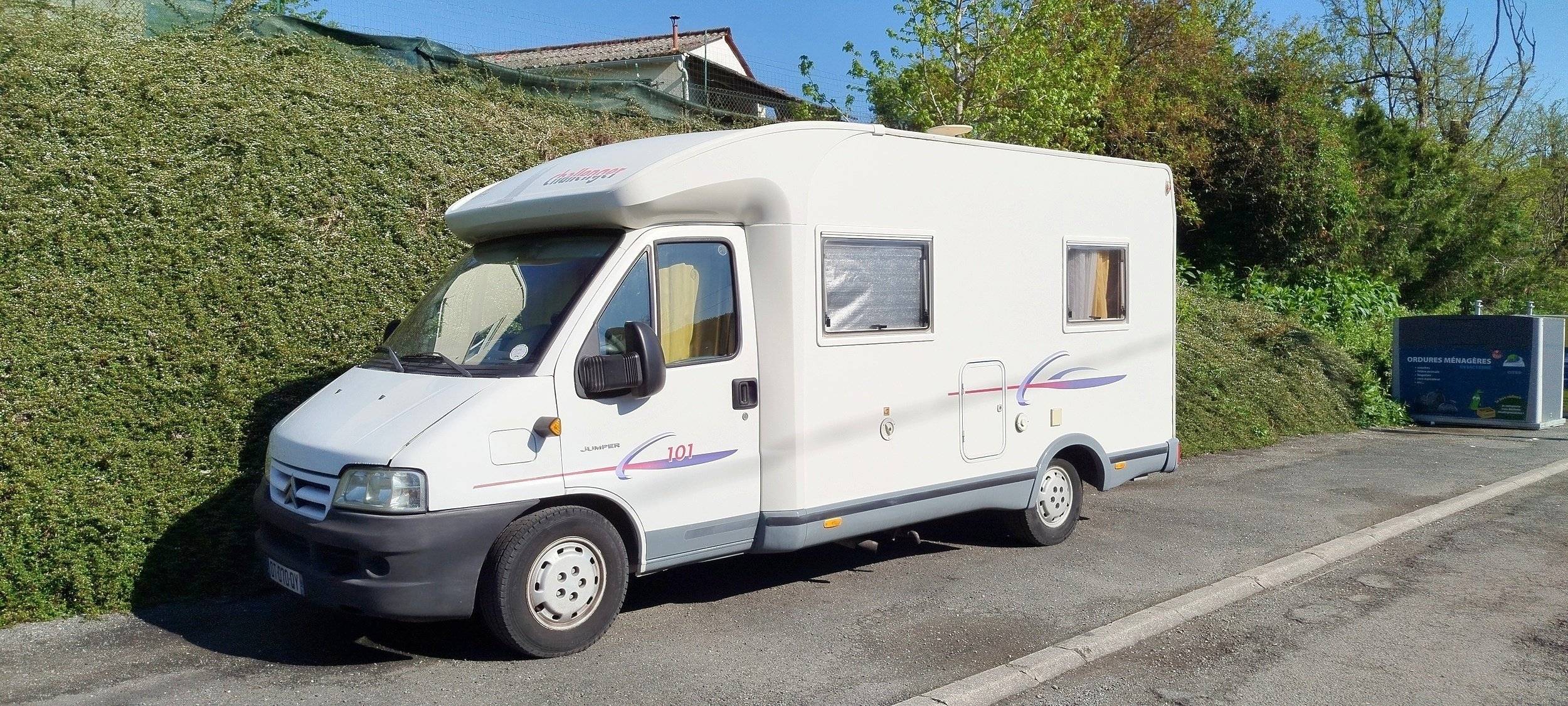 Vista del vehículo ángulo delantero Citroën Jumper 2,0 l 110 ch - Yescapa
