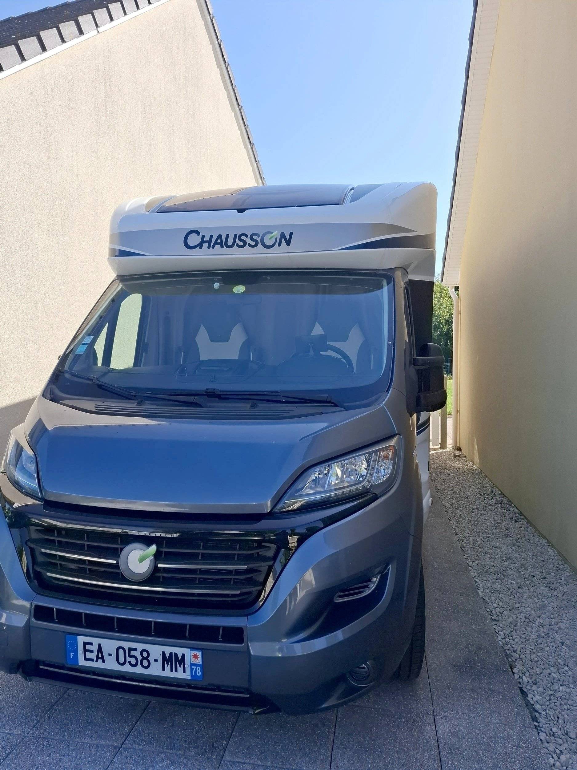 Vue avant de 3/4 Fiat 2,3 l 130 ch - Yescapa