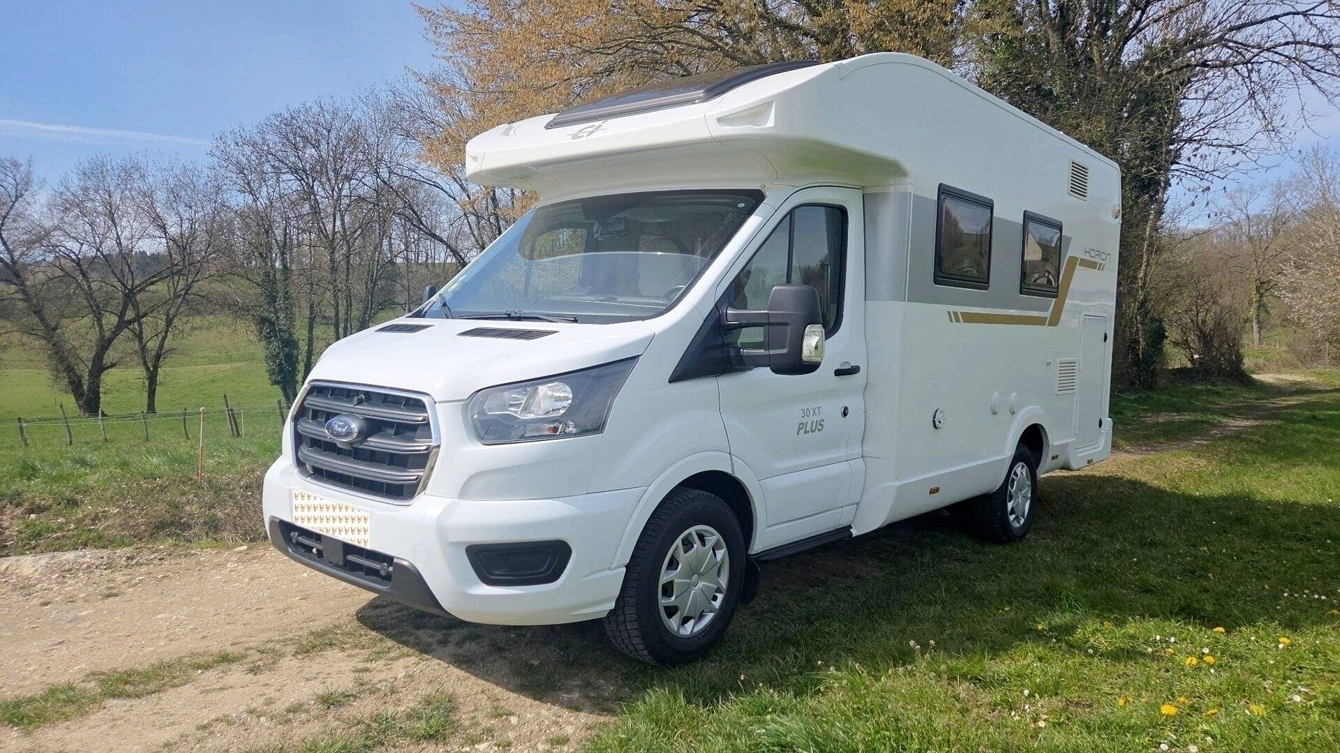 schräge Vorderansicht Ford horon - Yescapa