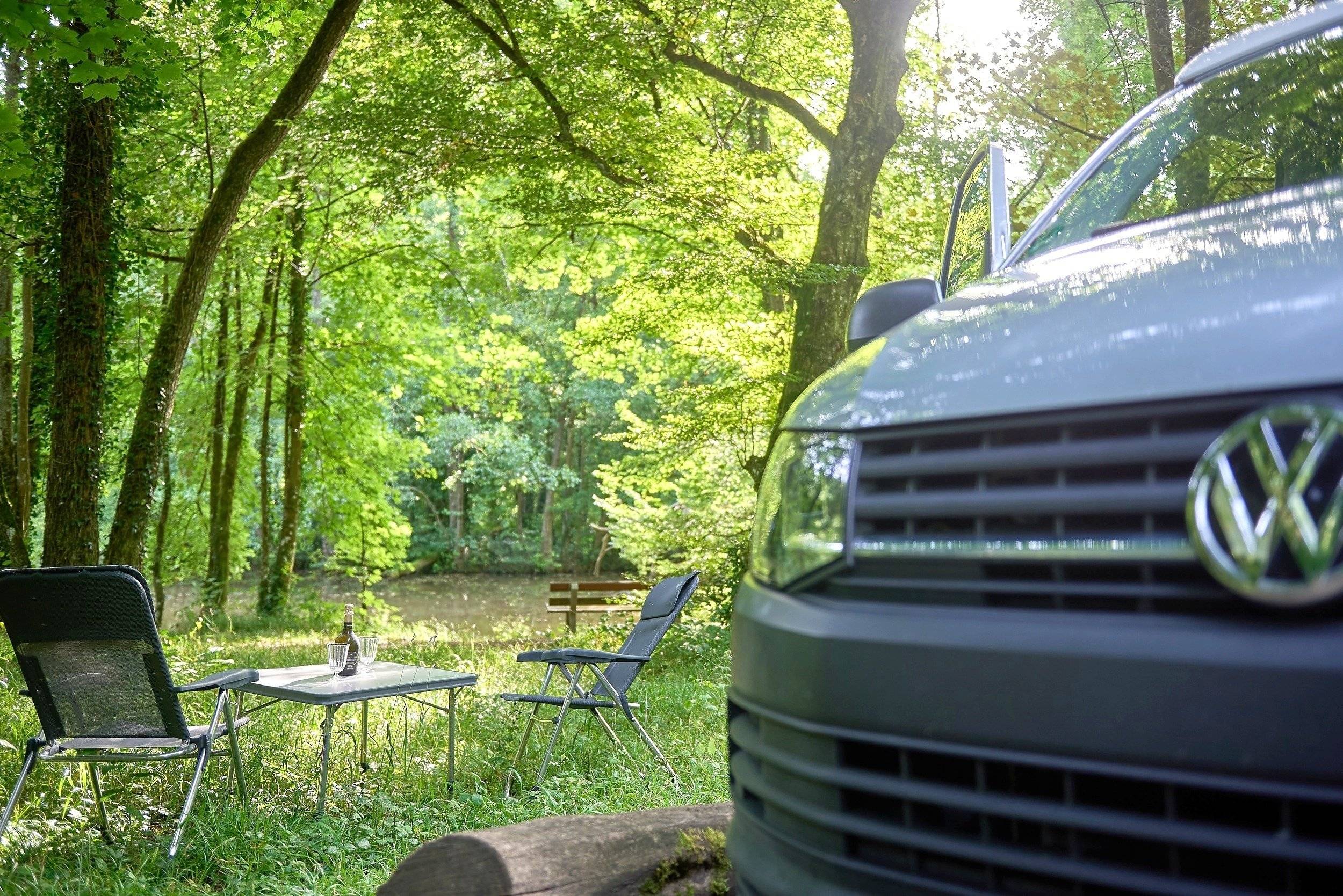 schräge Vorderansicht Volkswagen Transporter - Yescapa