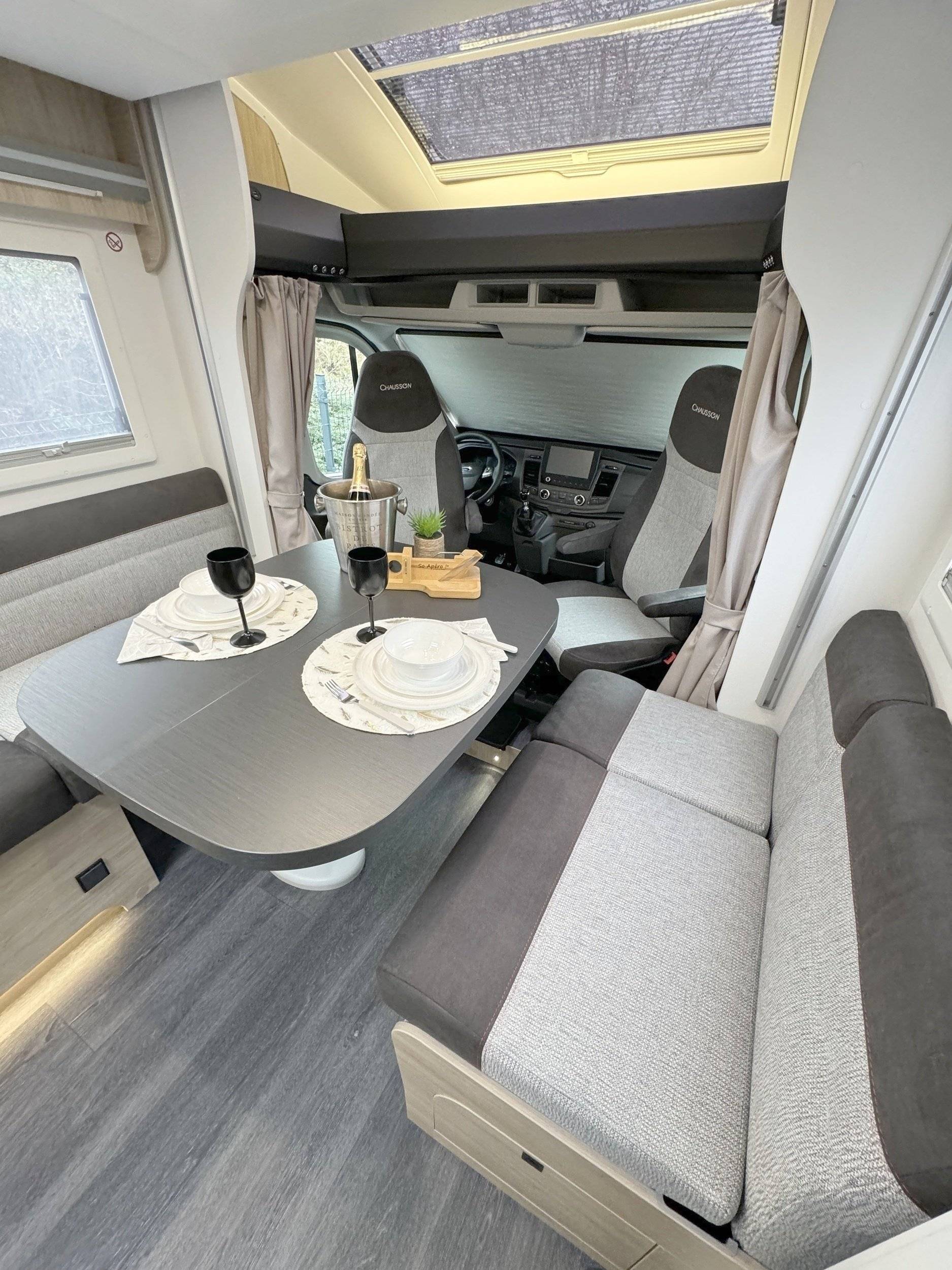 Dinette Ford ford - Yescapa