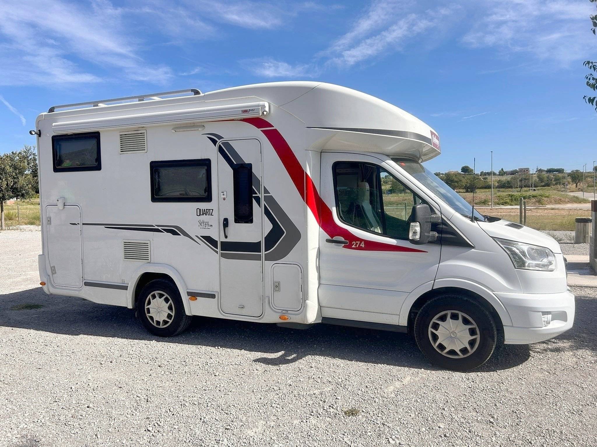 Front view from 3/4 Ford - Yescapa