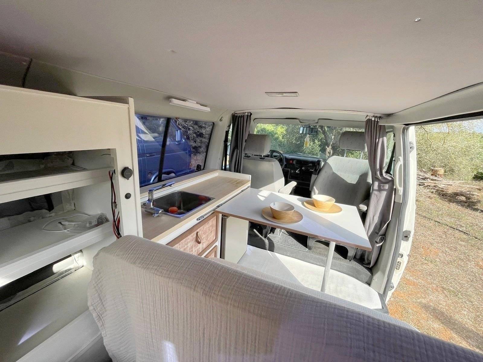 Dining Area Volkswagen Combi VW - Yescapa