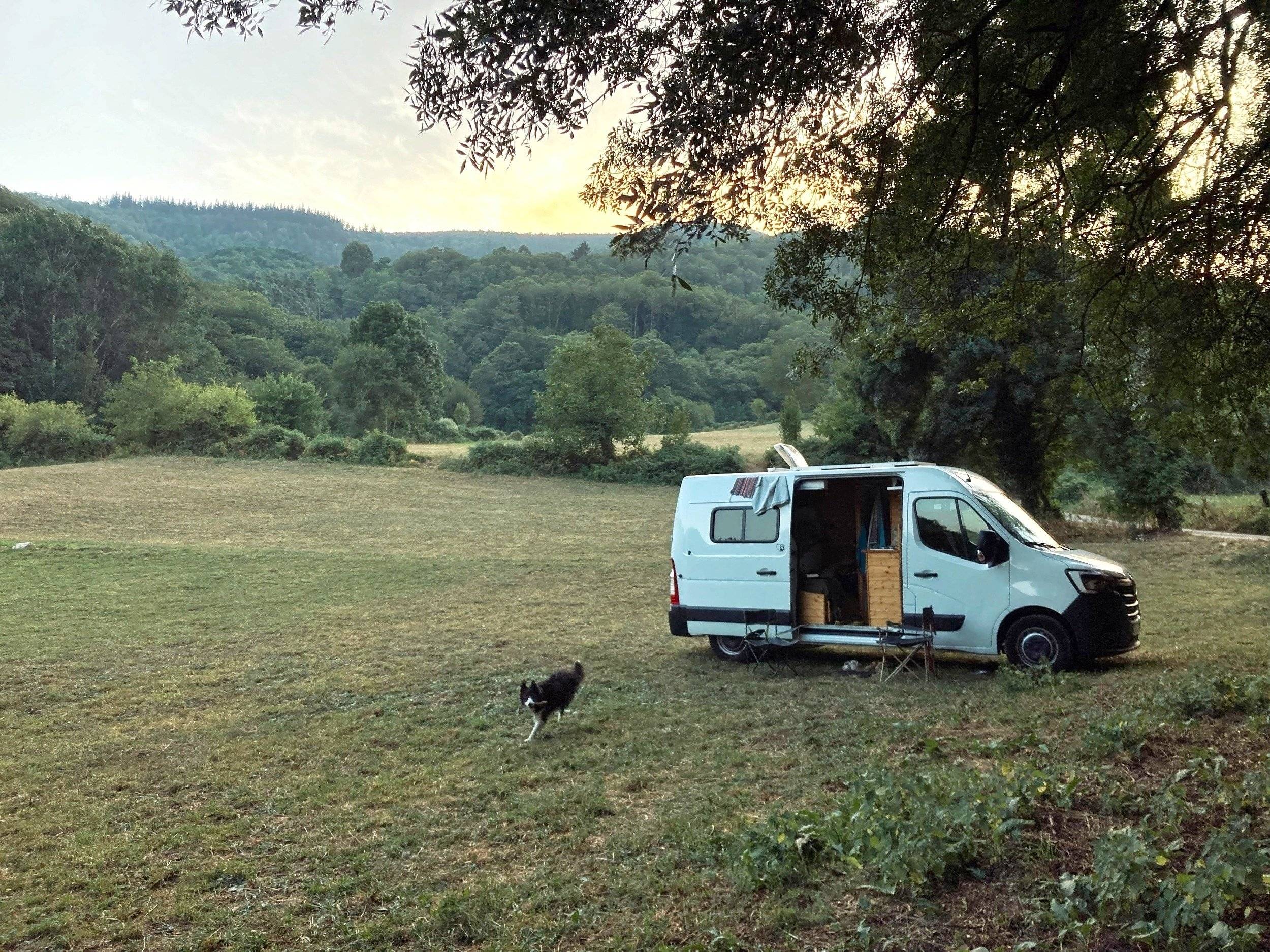 Vista de 3/4 Renault Master 2,3 l 130 ch - Yescapa
