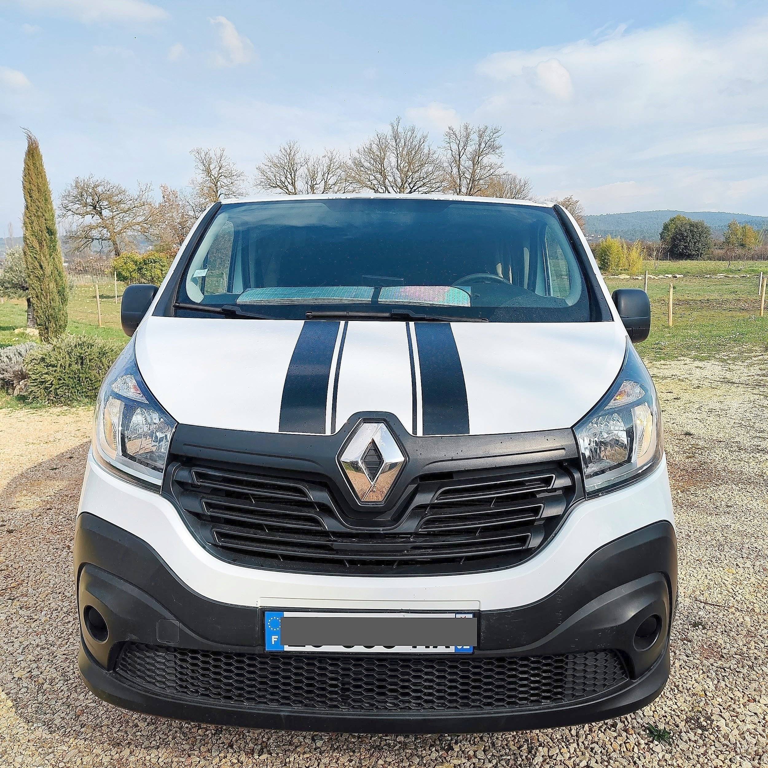 Vue avant de 3/4 Renault Trafic - Yescapa