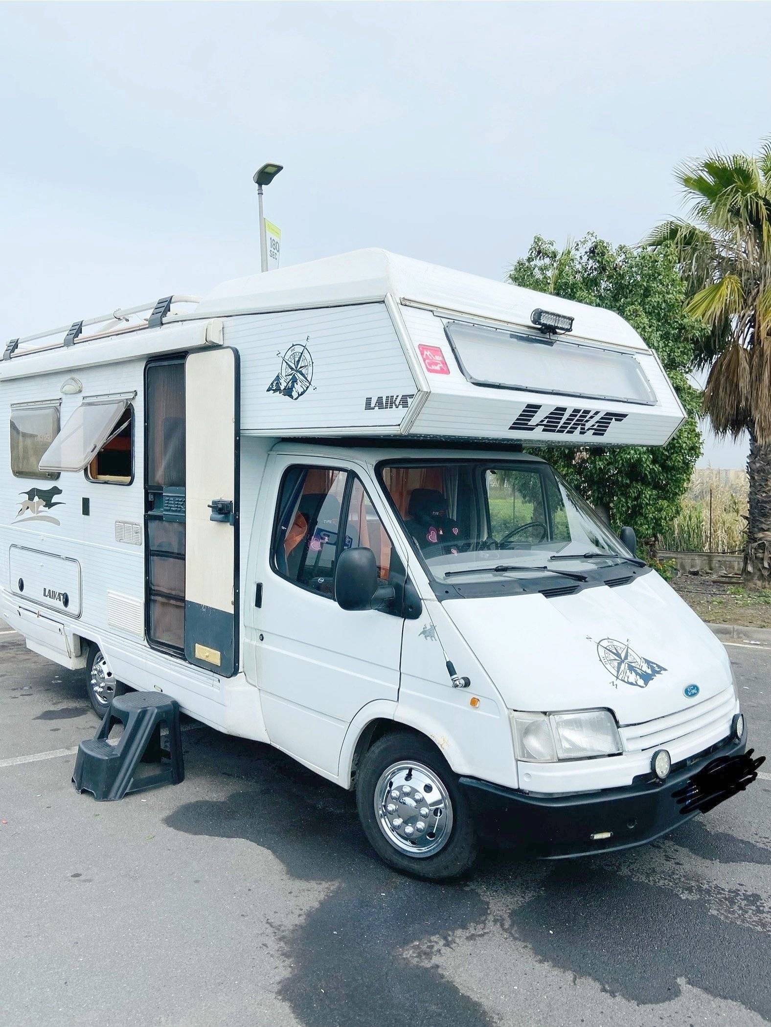 Voorkant 3/4 Ford Transit 2,5 | 120 ch. - Yescapa
