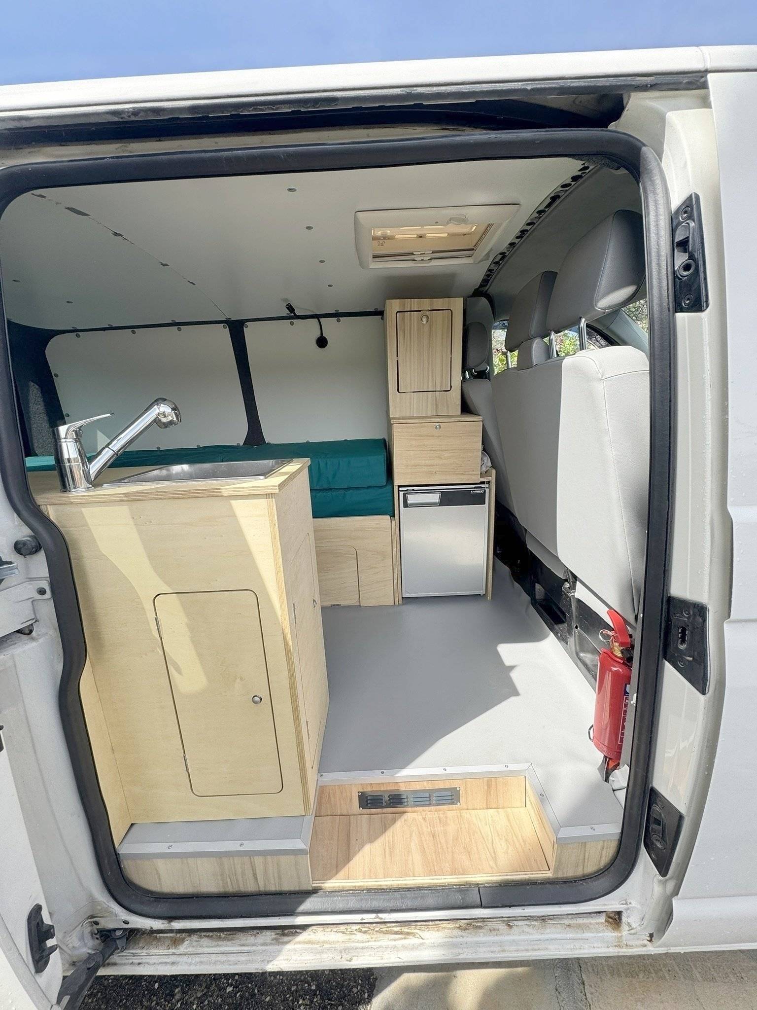 Angolo cucina Volkswagen T5 1,9 l 102 ch - Yescapa