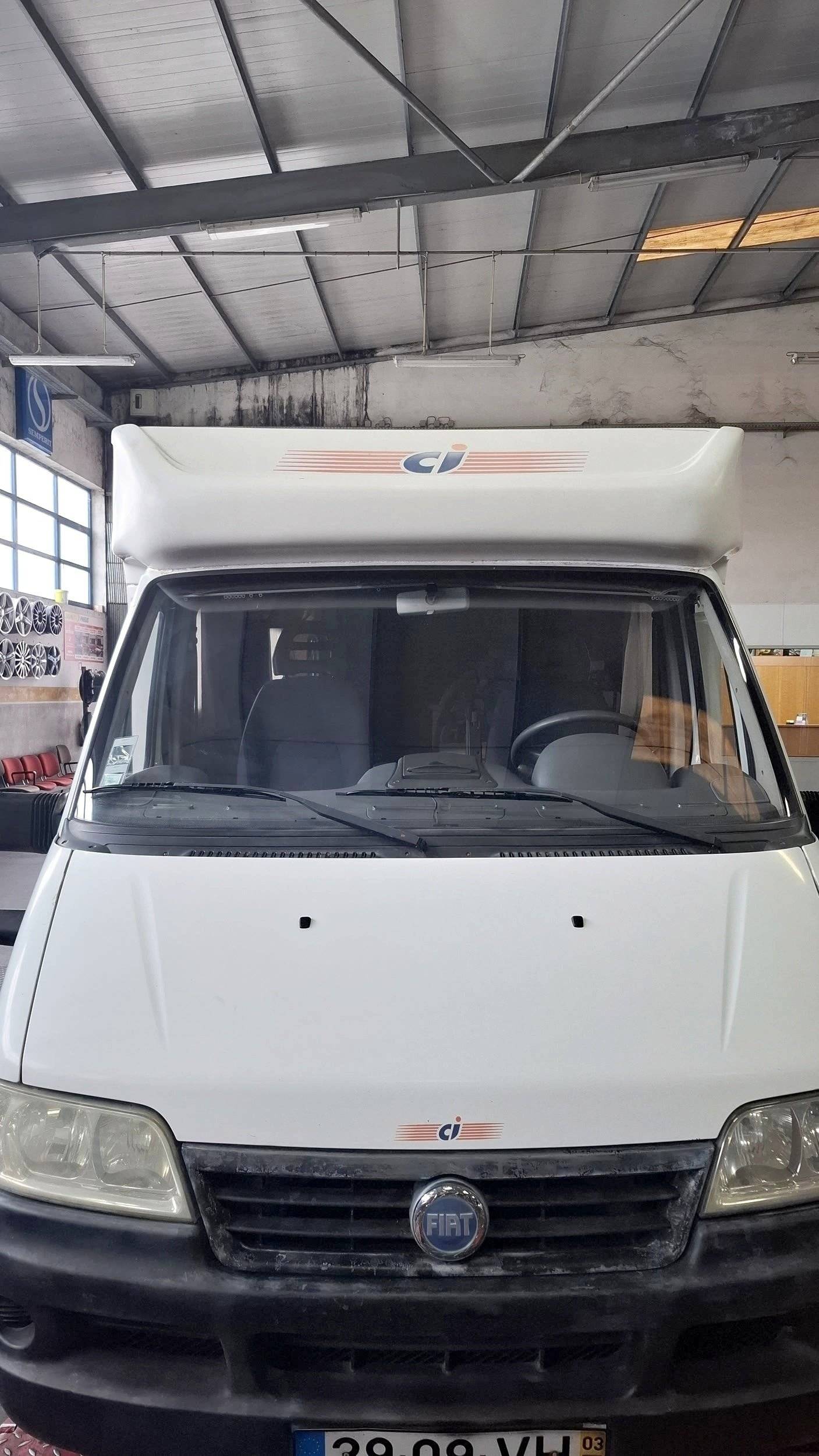 Vista del vehicle angle davanter Fiat 2.8JTD - Yescapa