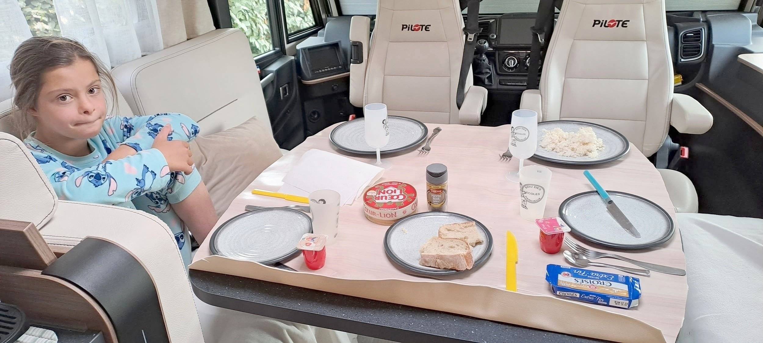 Dining Area Fiat Ducato 2,2 140cv - Yescapa