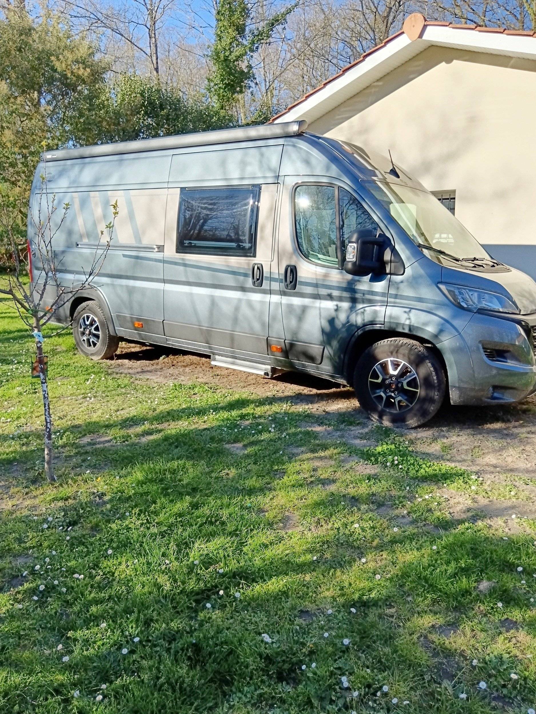 Vista del vehicle angle davanter Fiat Ducato 2,2 l Multijet 100 ch. - Yescapa