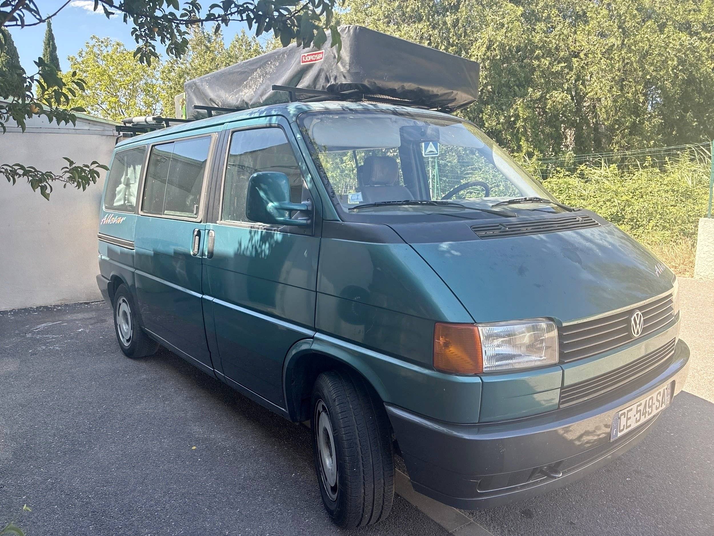 Front view from 3/4 Volkswagen t4 multivan - Yescapa