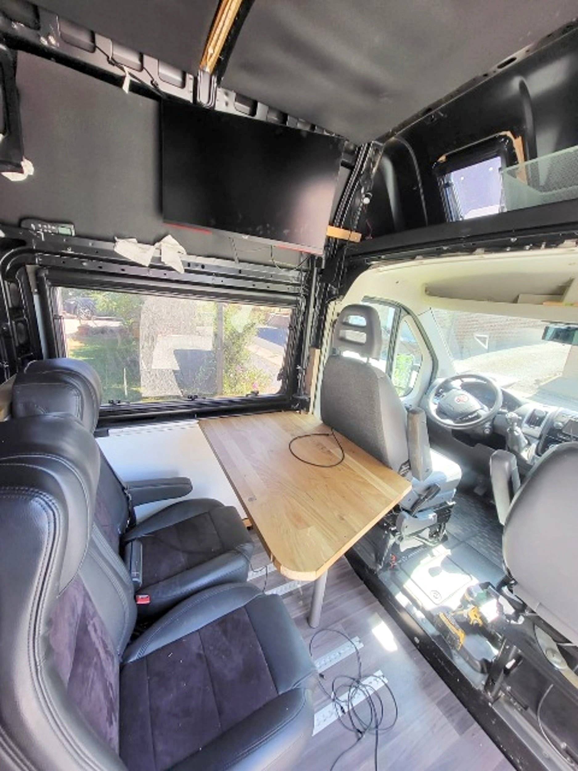 Dining Area Fiat Ducato 2,3 l 150 ch - Yescapa