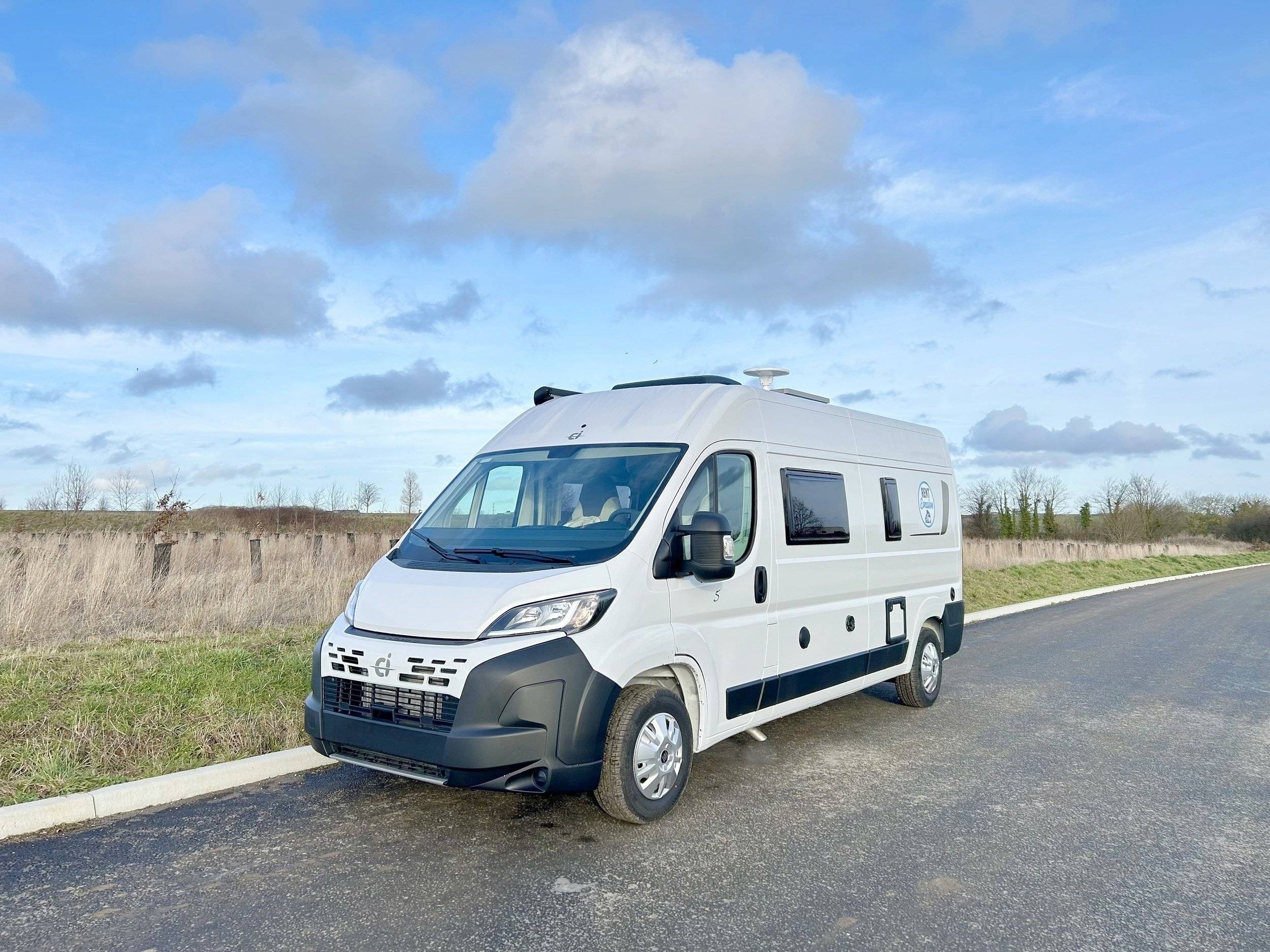 Vista frontale a ¾ Fiat - Yescapa