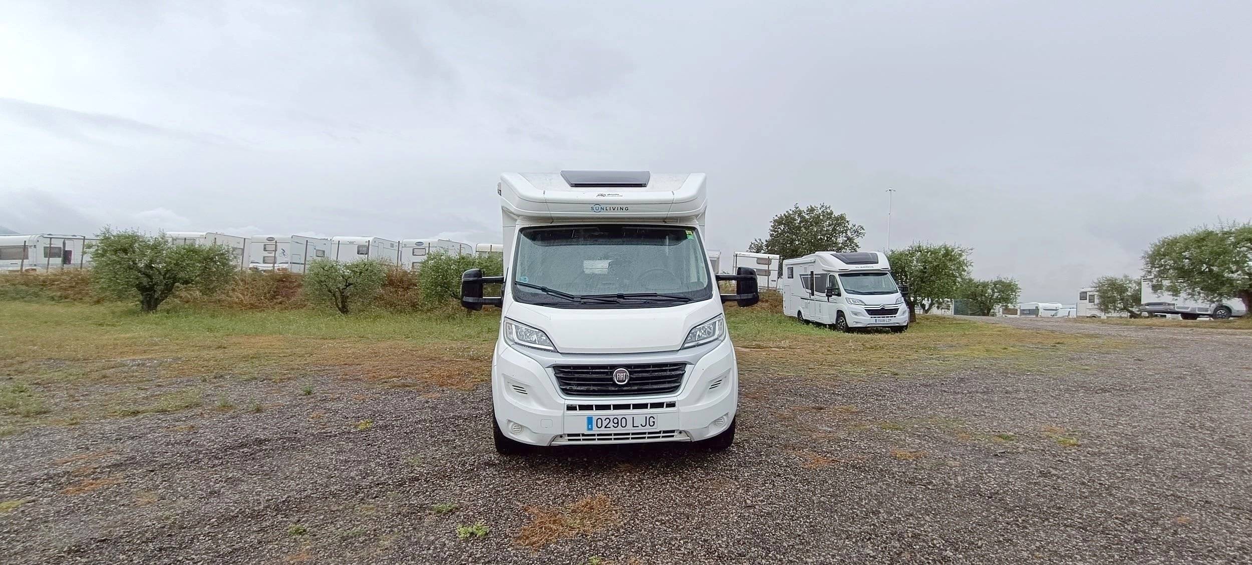 schräge Vorderansicht Fiat 2,3 l 130 ch. - Yescapa