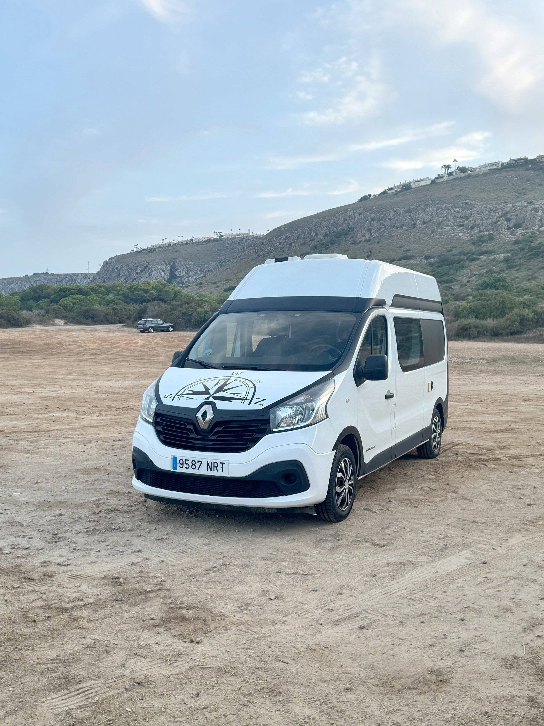 Front view from 3/4 Renault 2,0 l 90 ch - Yescapa