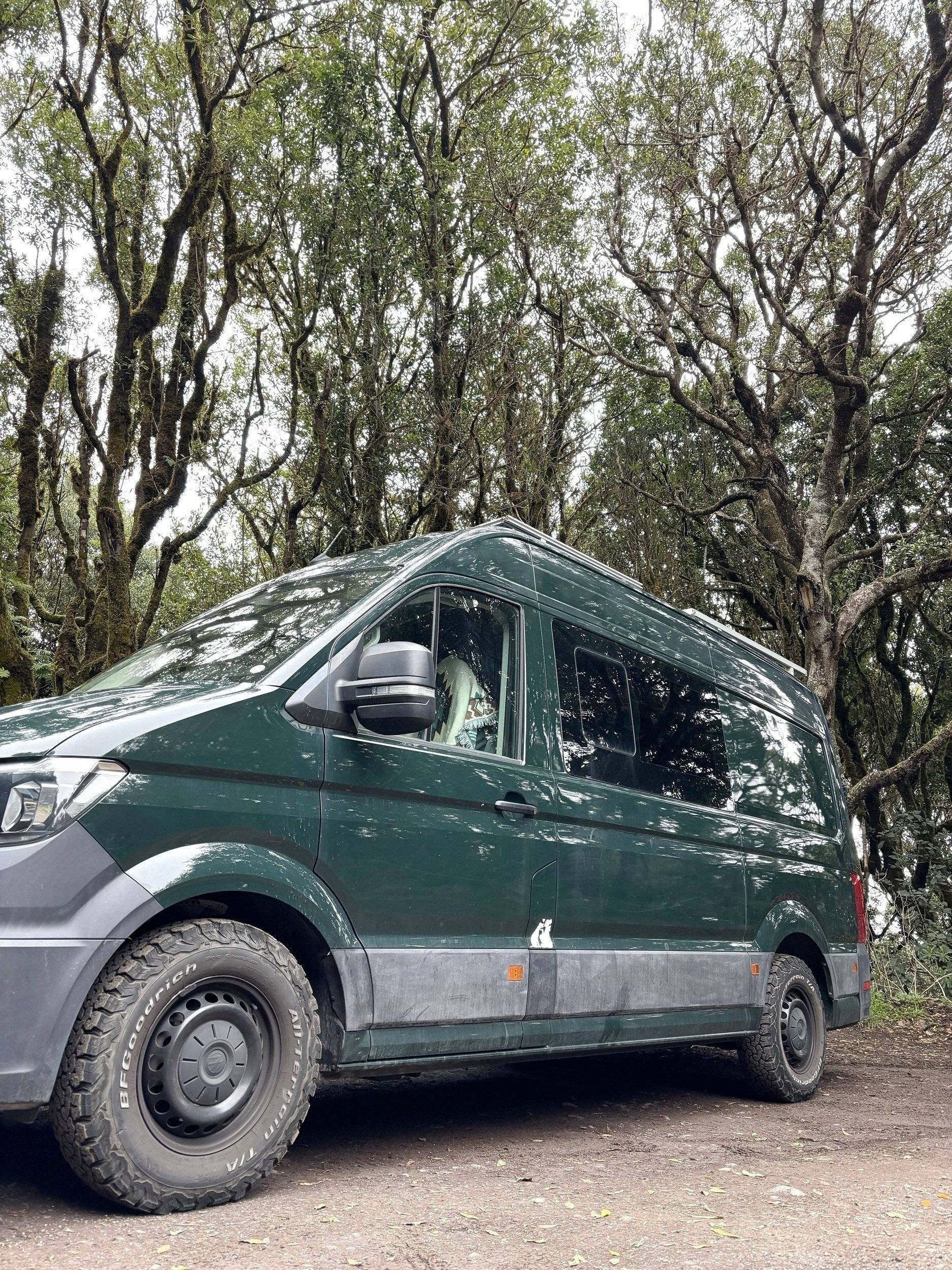 Vista frontale a ¾ Volkswagen Crafter 2,0 l 102 ch - Yescapa