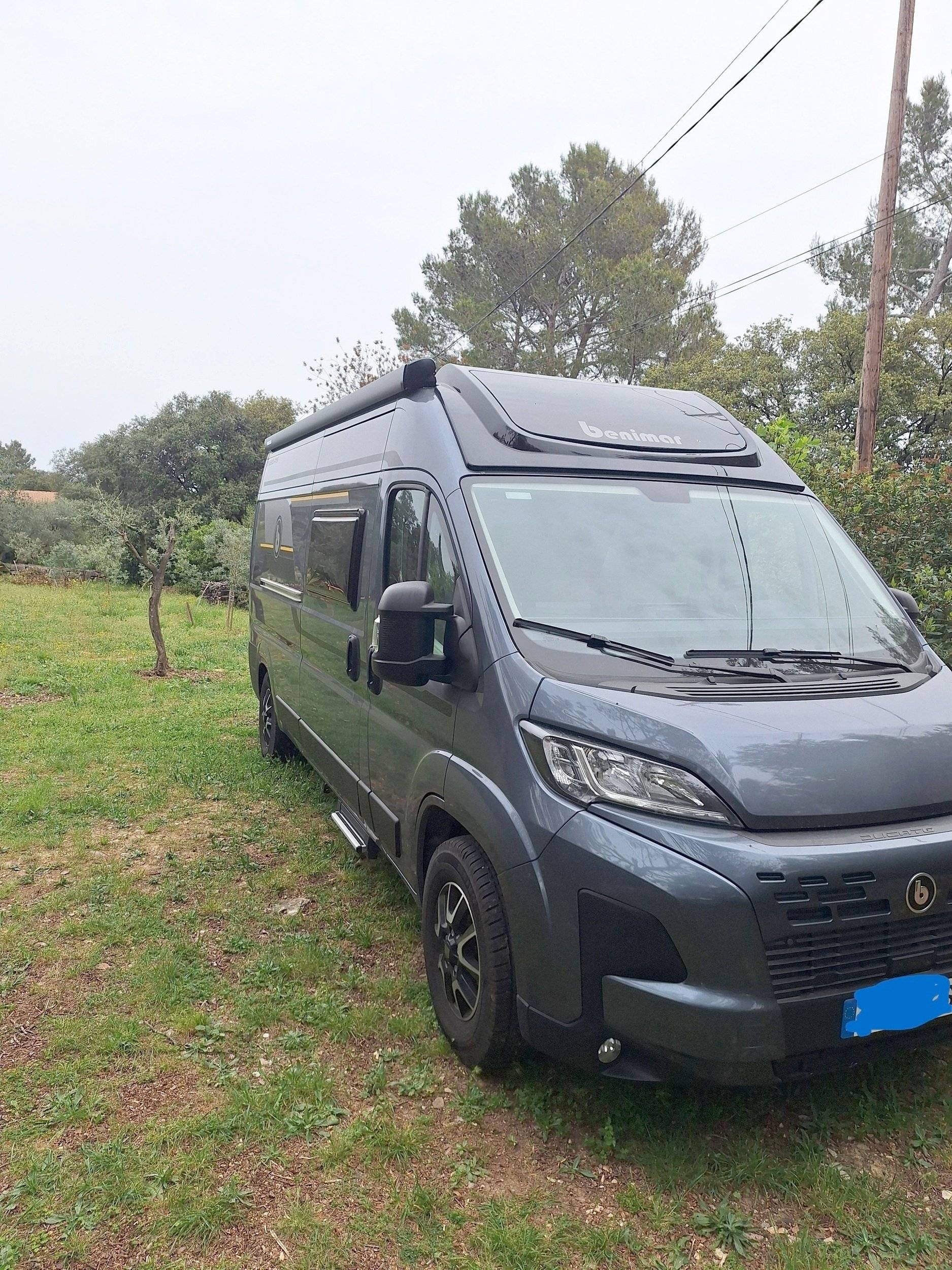 Vista del vehicle angle davanter Fiat - Yescapa