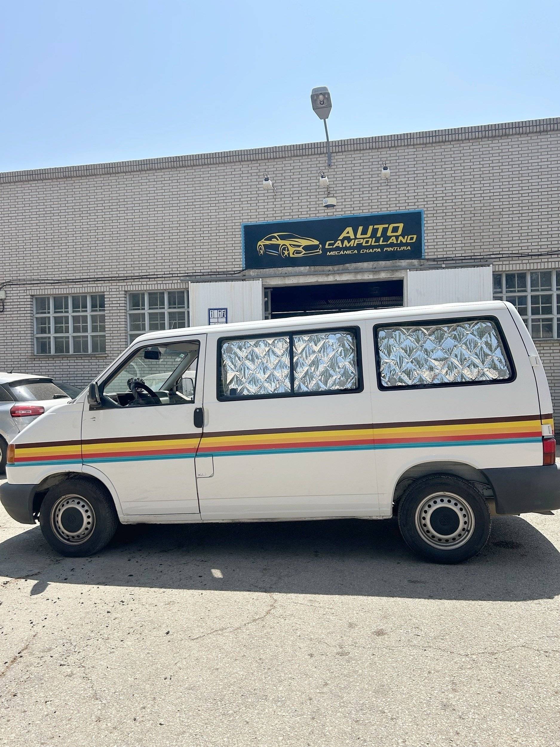 Vue avant de 3/4 Volkswagen T4 - Yescapa