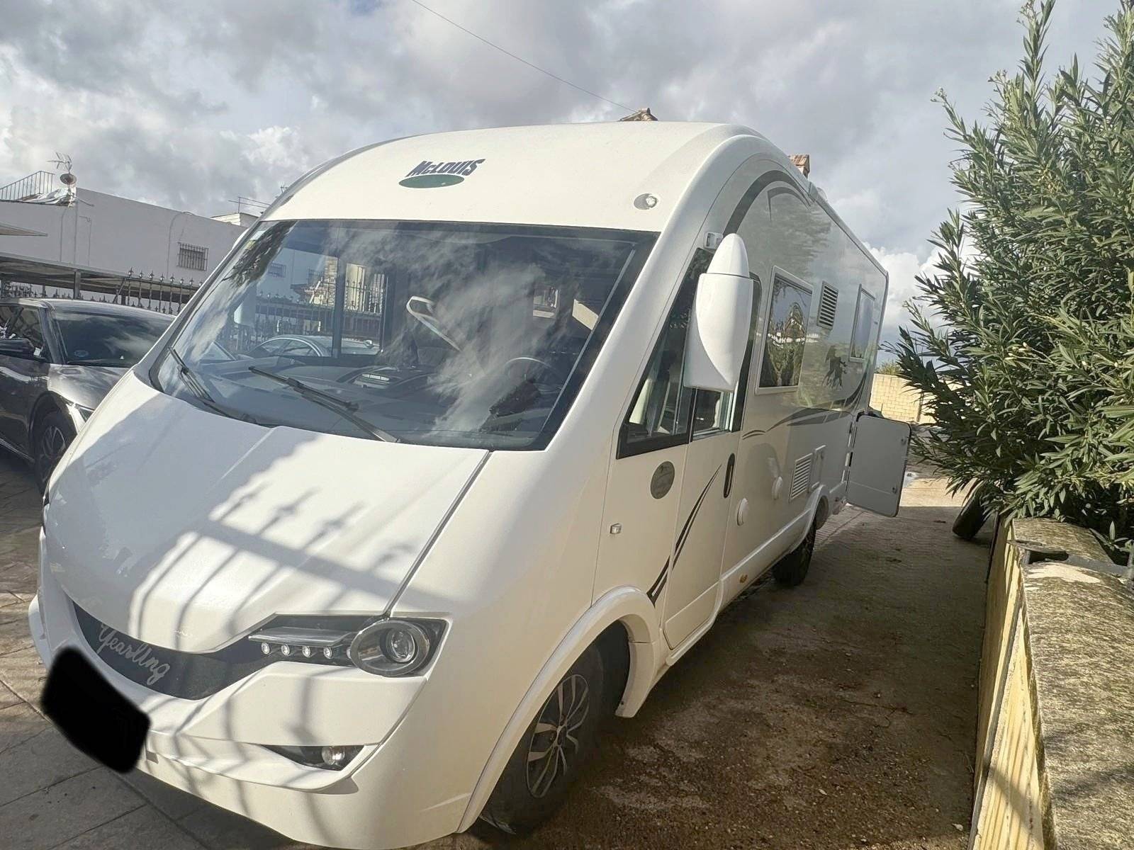 Front view from 3/4 Iveco Daily 2,3 l 130 ch - Yescapa