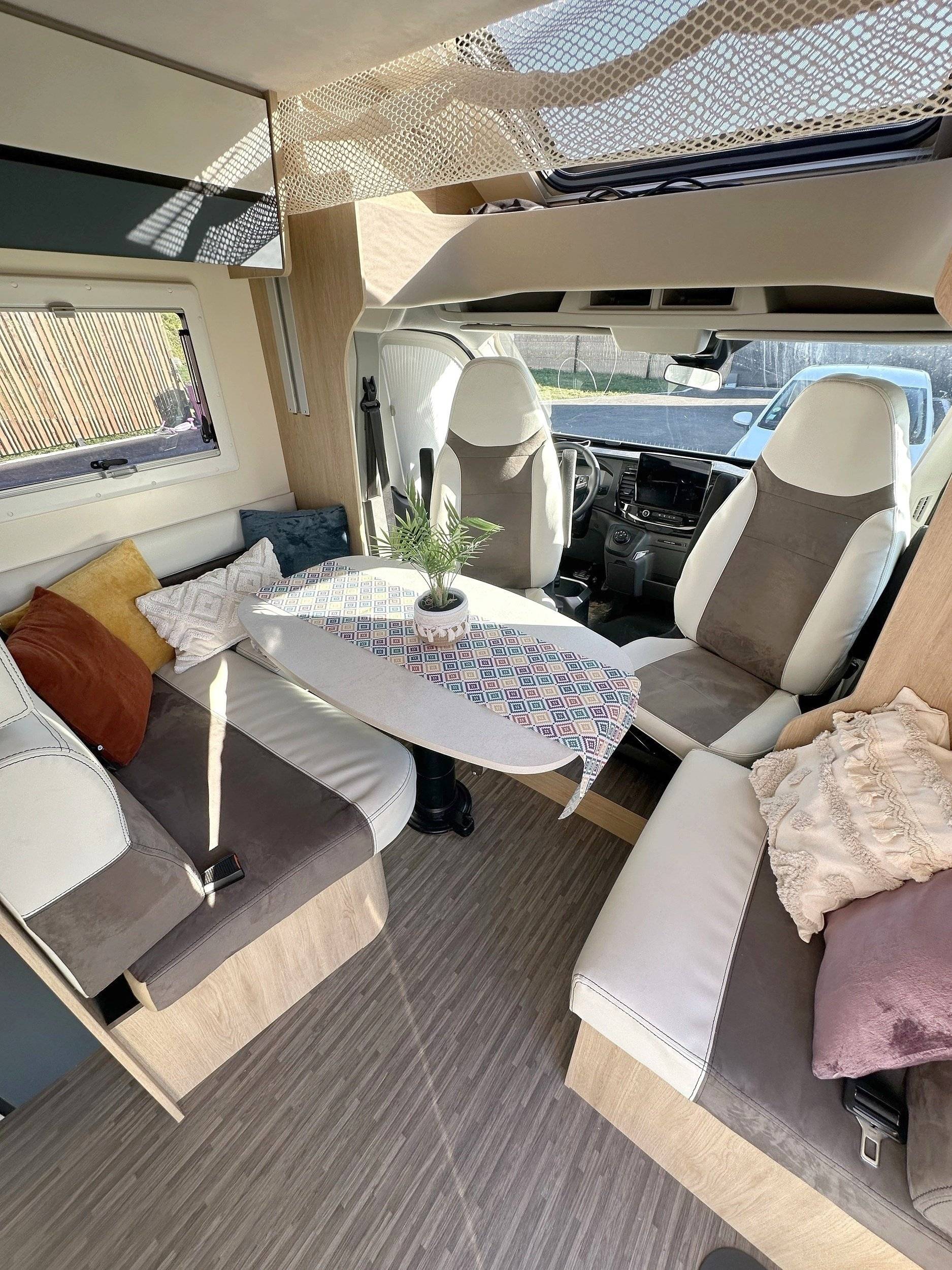 Dining Area Ford 170cv automatique - Yescapa