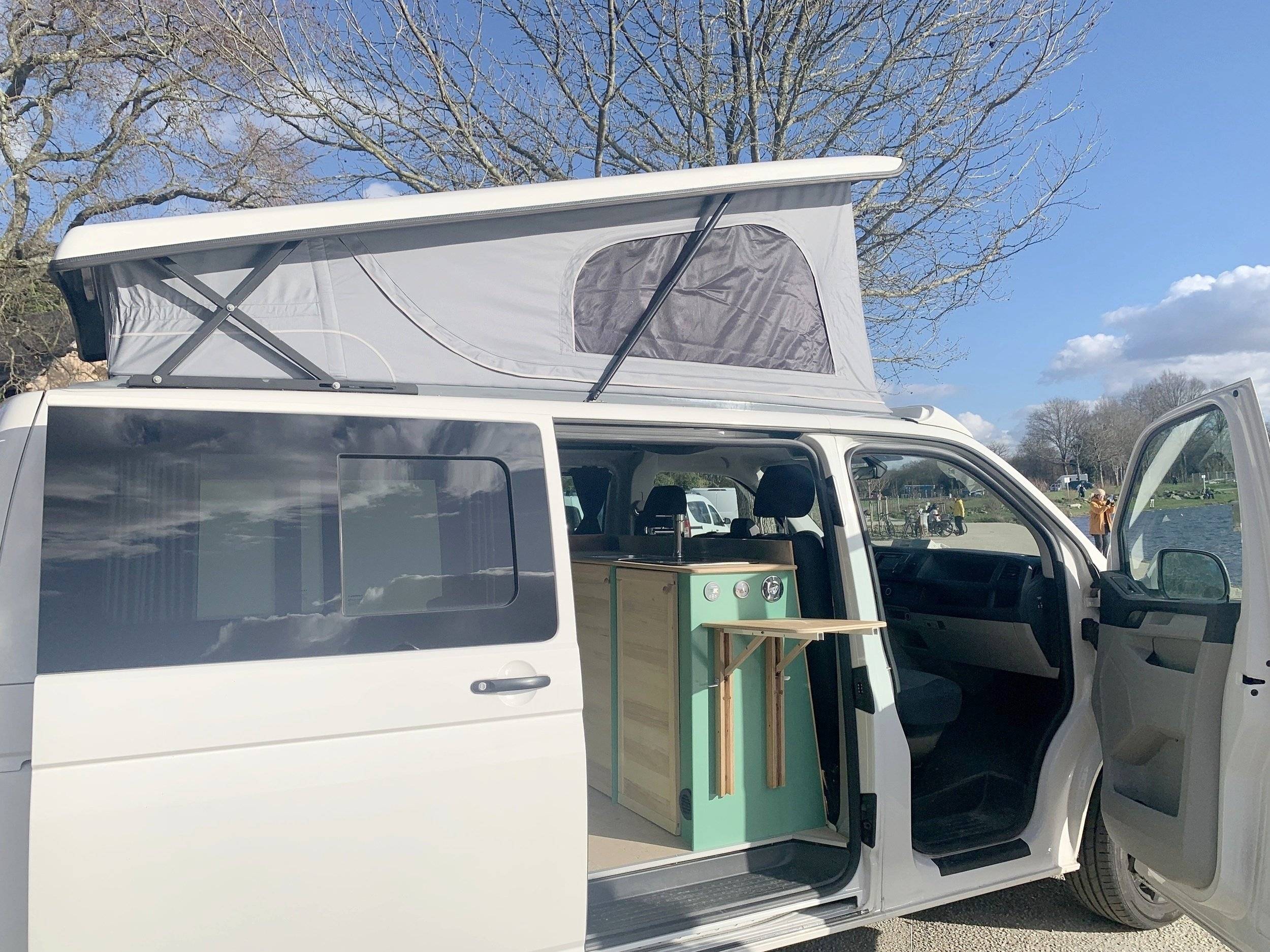 Vista frontale a ¾ Volkswagen Transporter T6 2,0 l 150ch - Yescapa