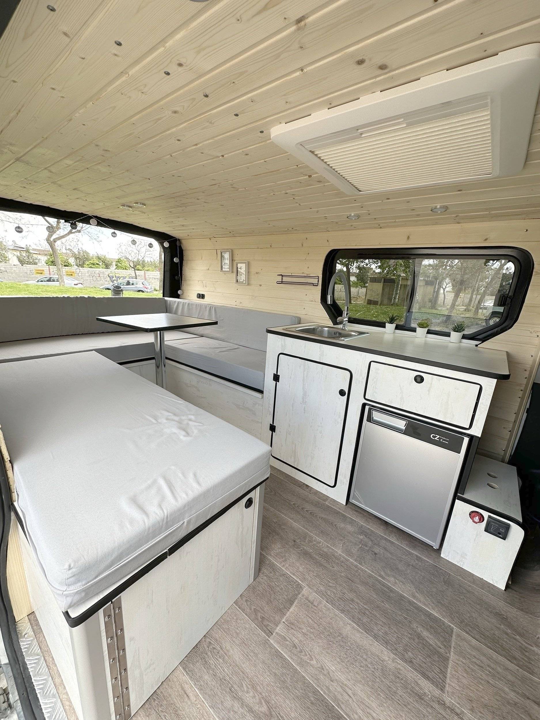 Coin repas Opel Vivaro L2 | 1.6 CDTI 90cv - Yescapa