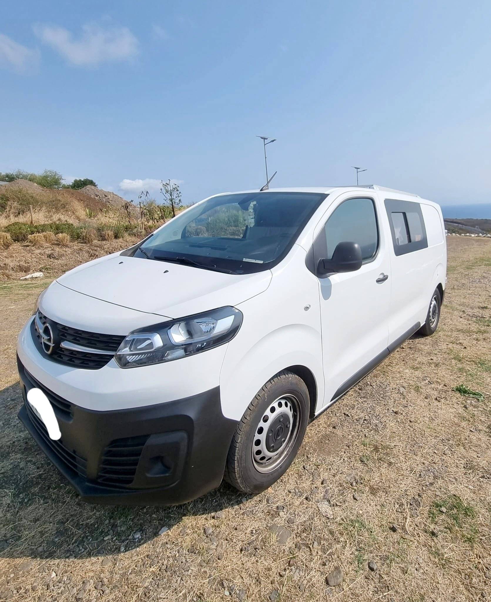 Voorkant 3/4 Opel Vivaro H1L2 1,6 l 120 ch - Yescapa