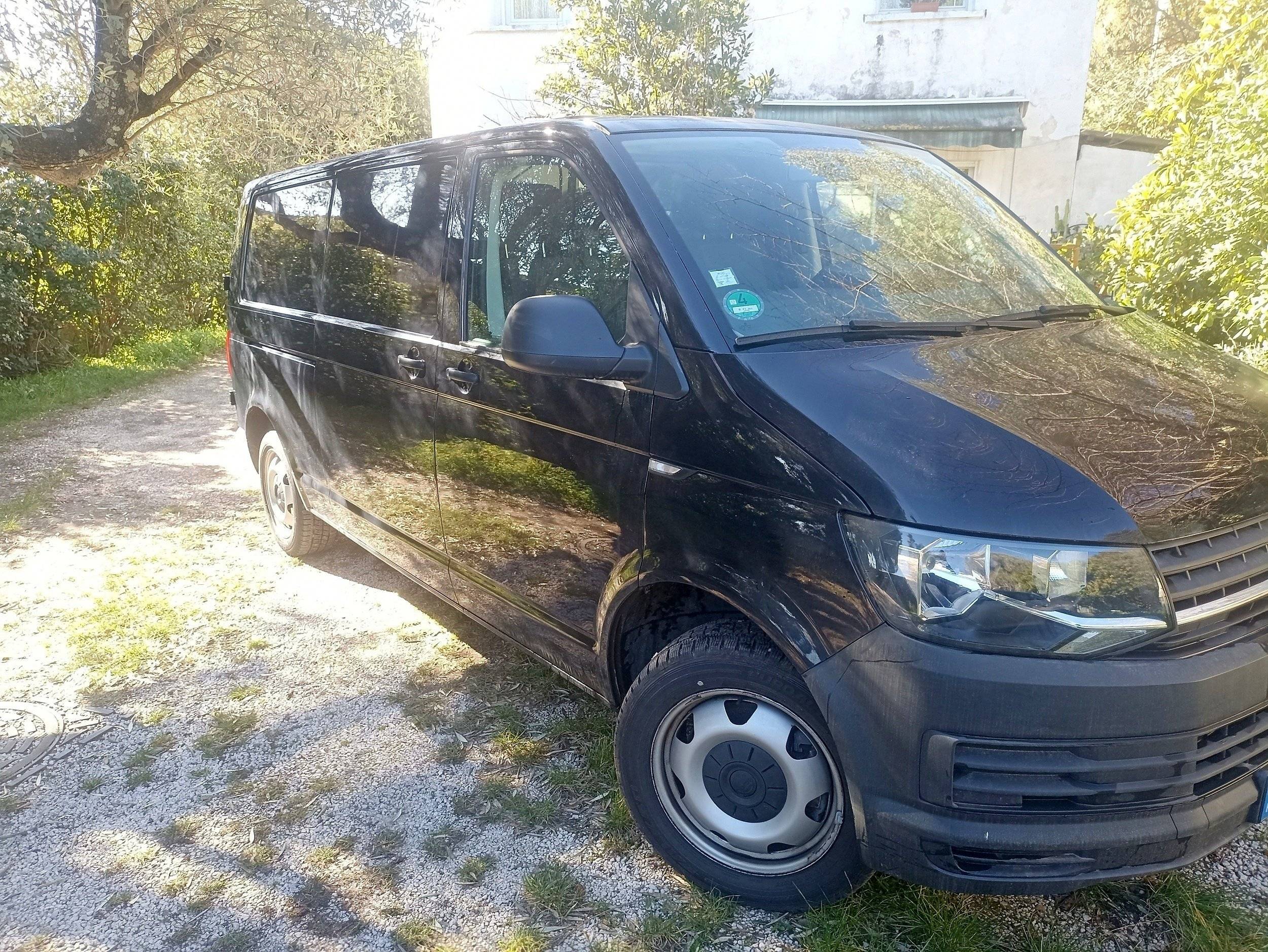 Front view from 3/4 Volkswagen Transporteur T6 L1H1 2 l 150 ch - Yescapa