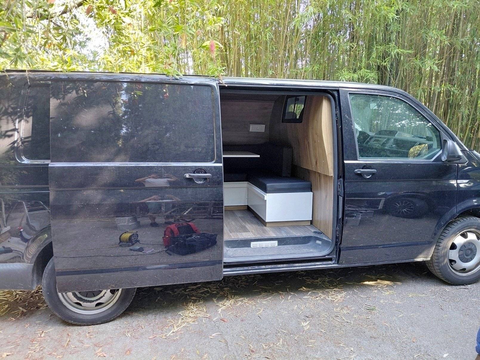 Vista frontale a ¾ Volkswagen T6 L2H1 150 ch Bioéthanol - Yescapa