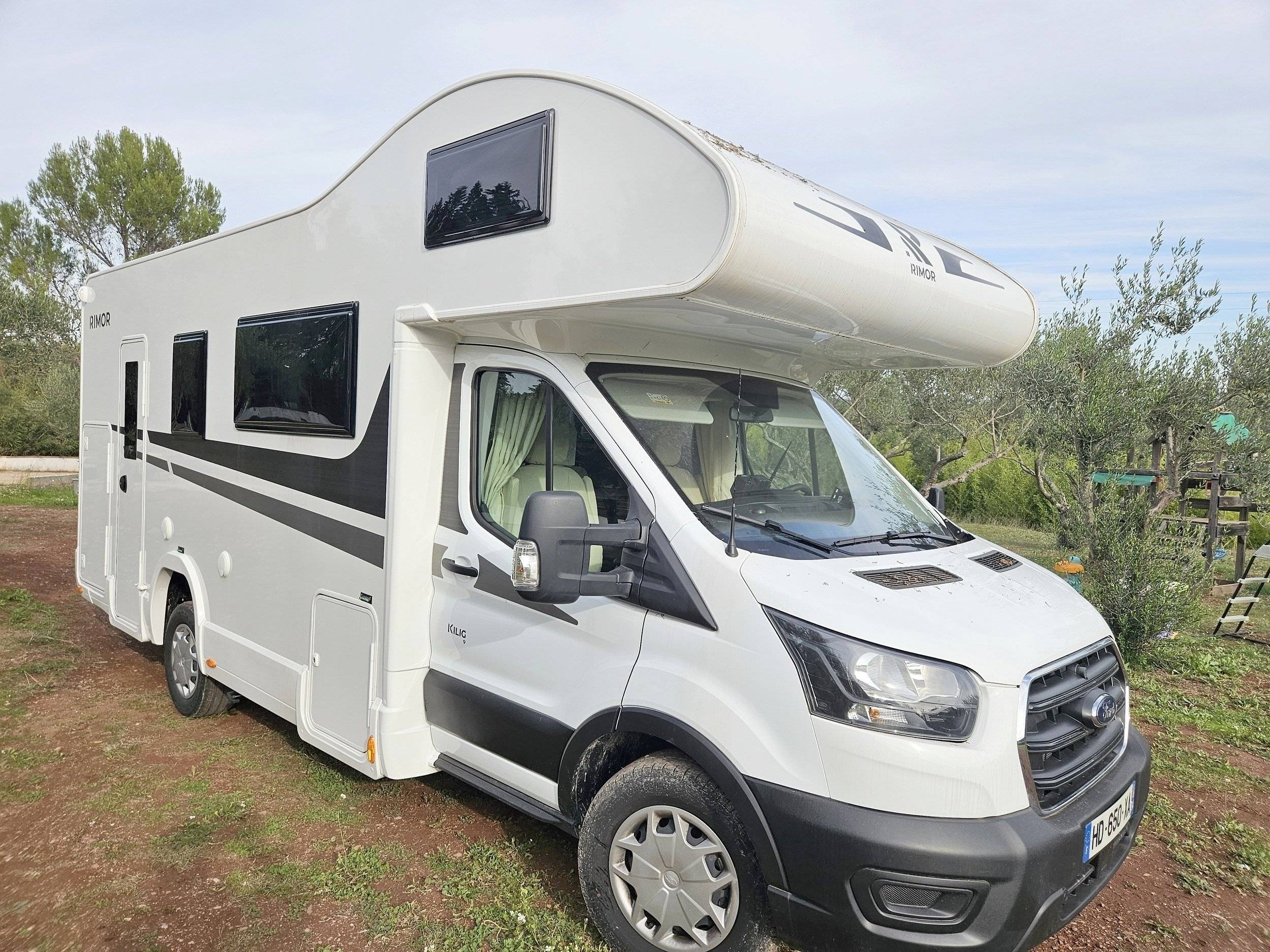 Front view from 3/4 Ford rimor - Yescapa