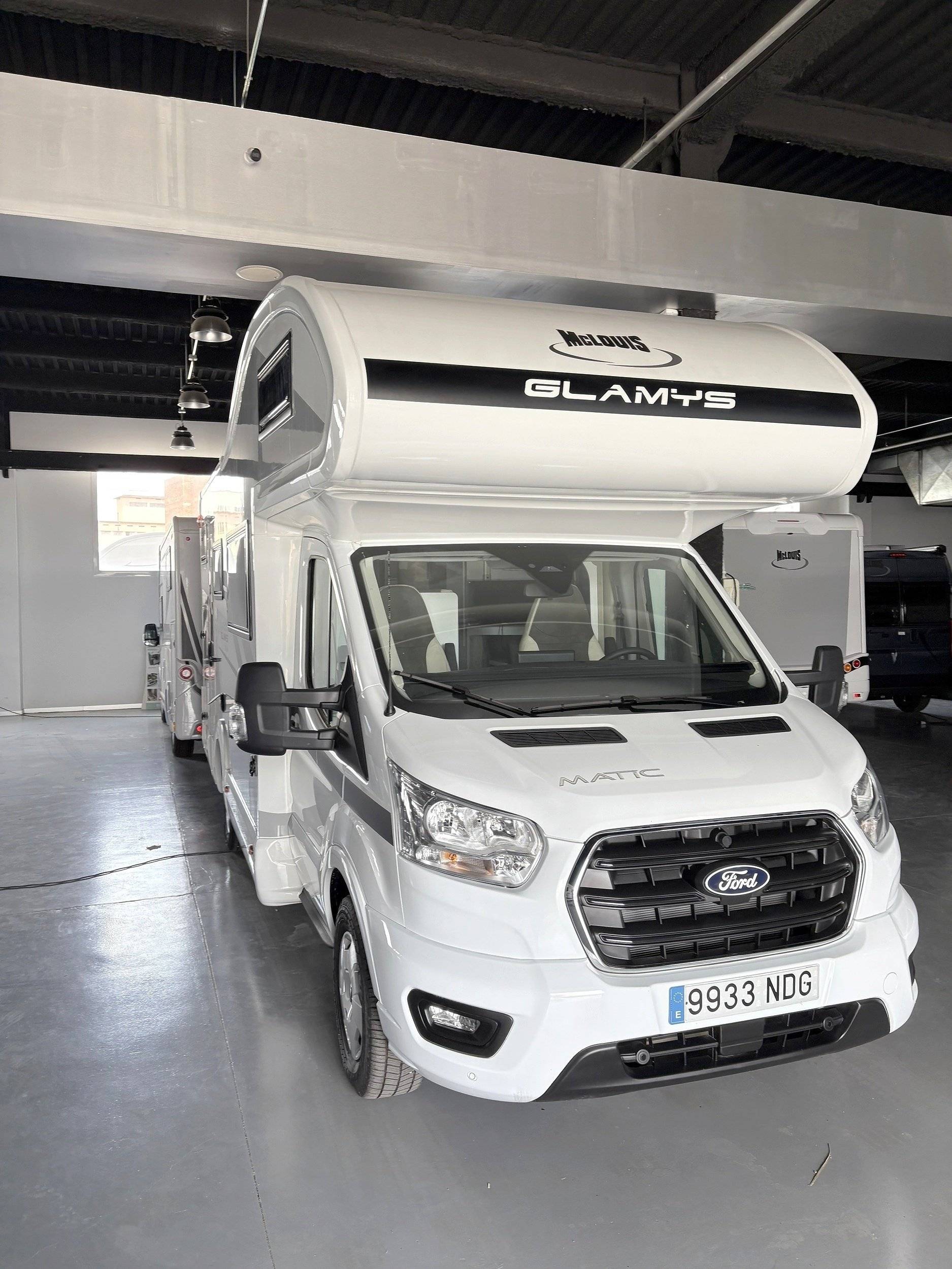 Vue avant de 3/4 Ford ford transit - Yescapa