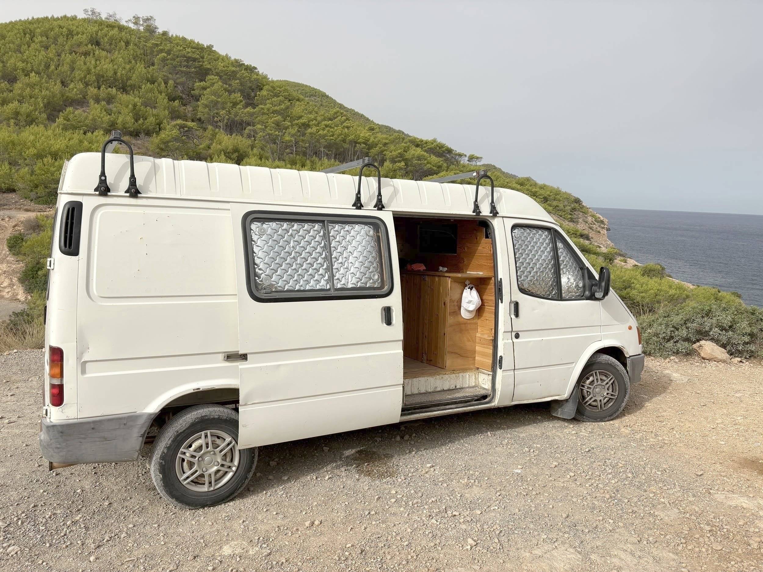 Vue avant de 3/4 Ford d/4 - Yescapa