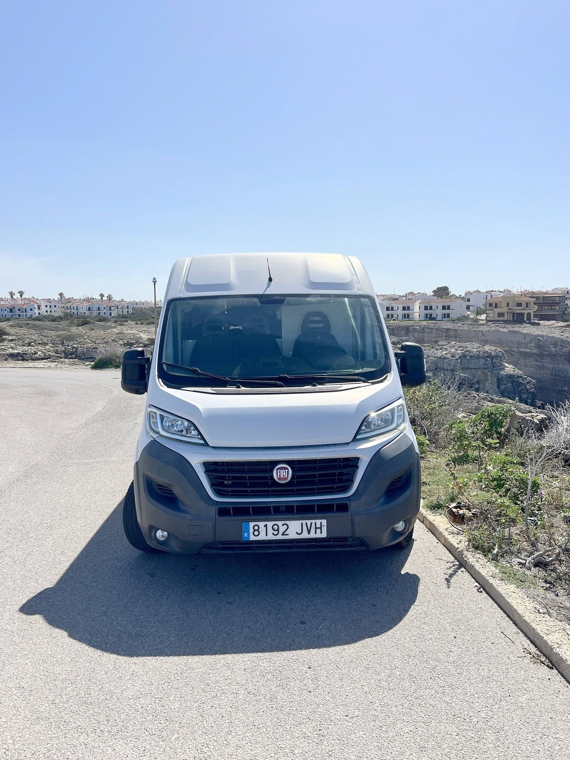 schräge Vorderansicht Fiat Ducato L3H2 - Yescapa