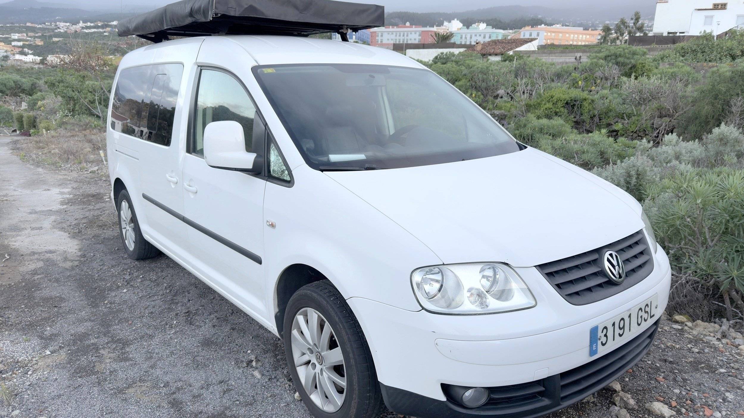 Front view from 3/4 Volkswagen Caddy Maxi 2 l 105 ch - Yescapa