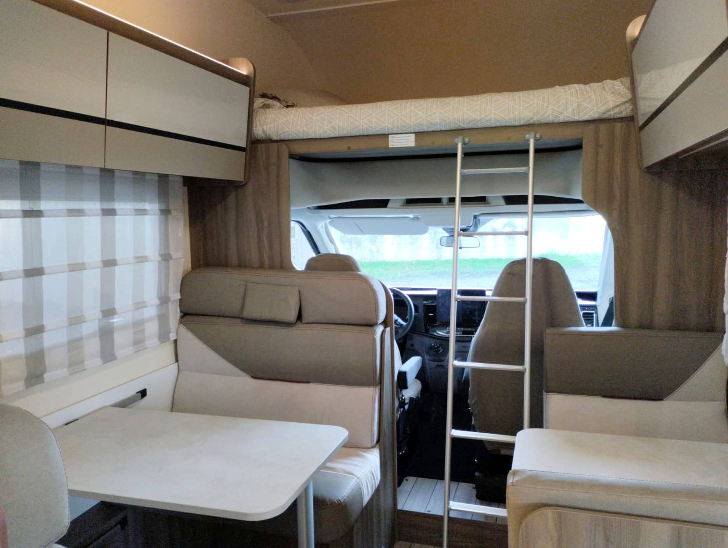 Coin repas Ford Transit 2,0 l 170 ch - Yescapa