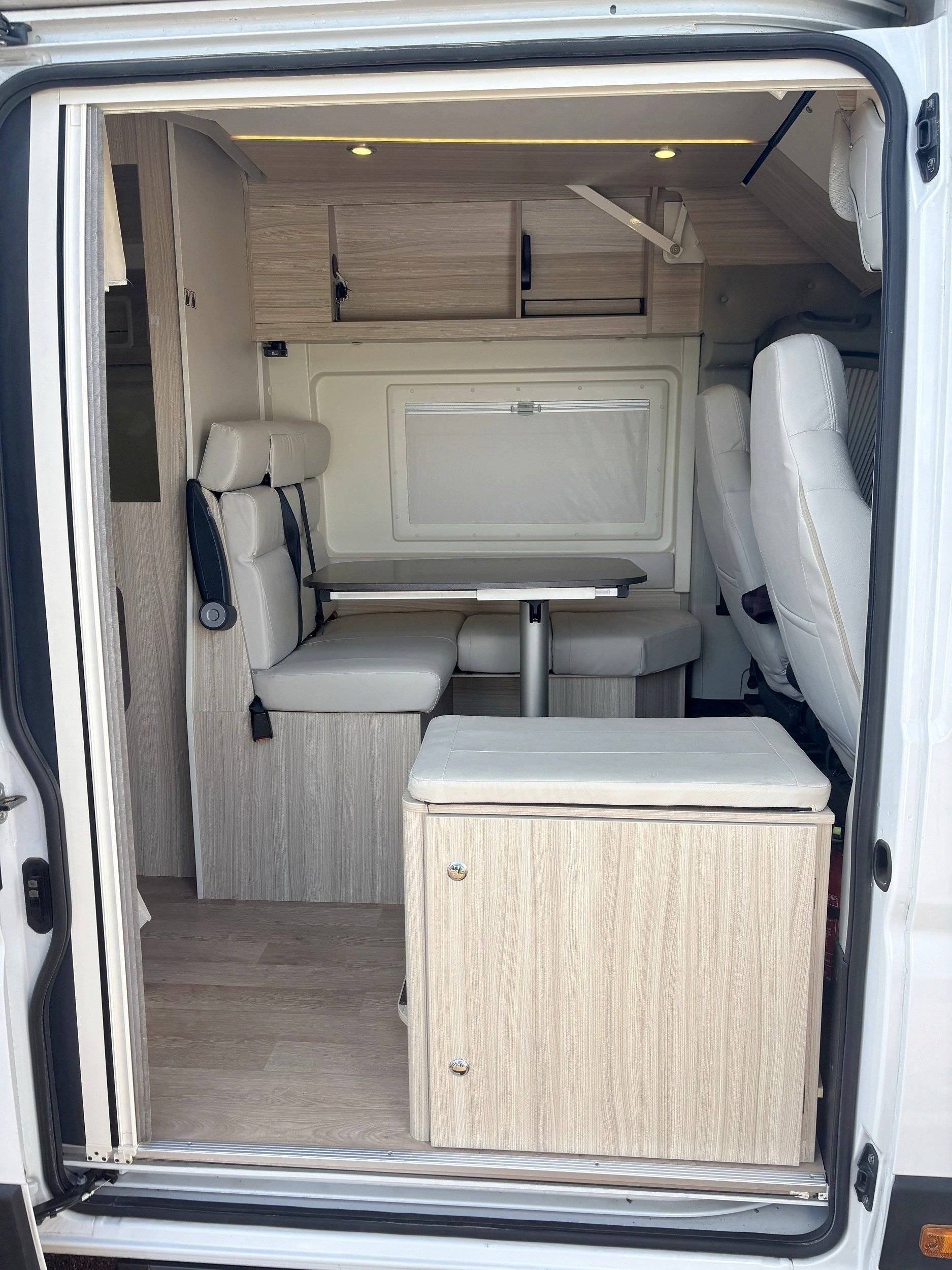 Área de jantar Fiat Fiat Ducato 1.9LTD - Yescapa